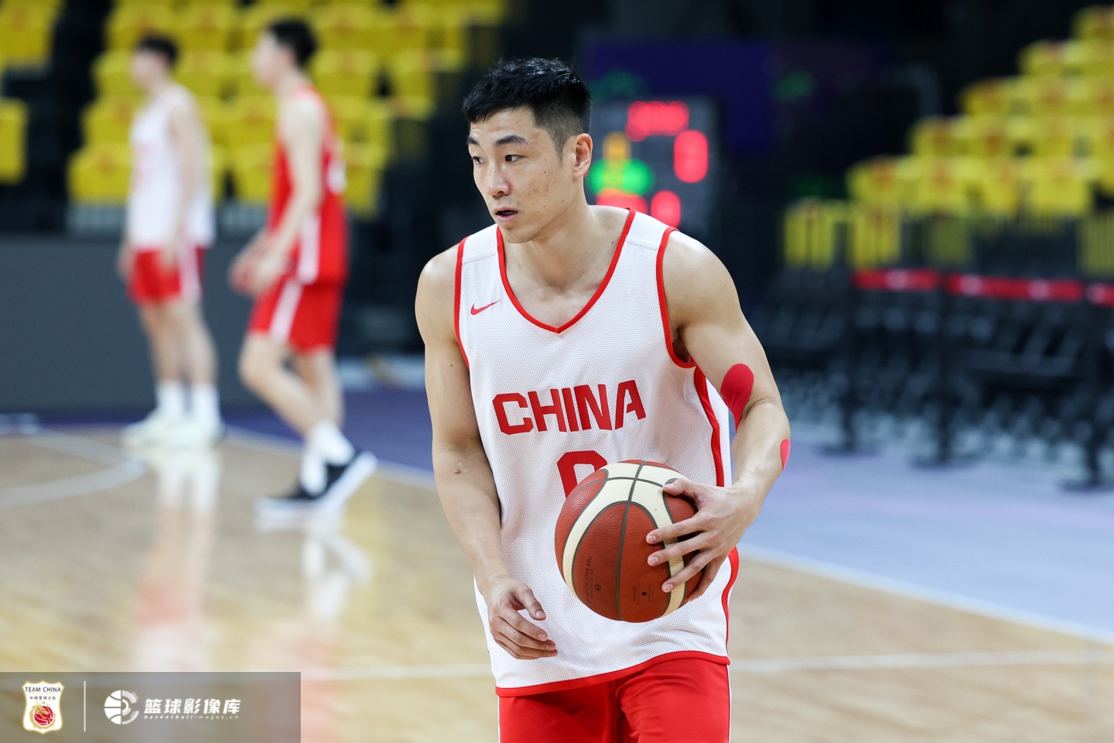  鬼手神掏！高詩巖妙傳&搶斷印象深刻 貢獻(xiàn)3板3助3斷&正負(fù)值+15！