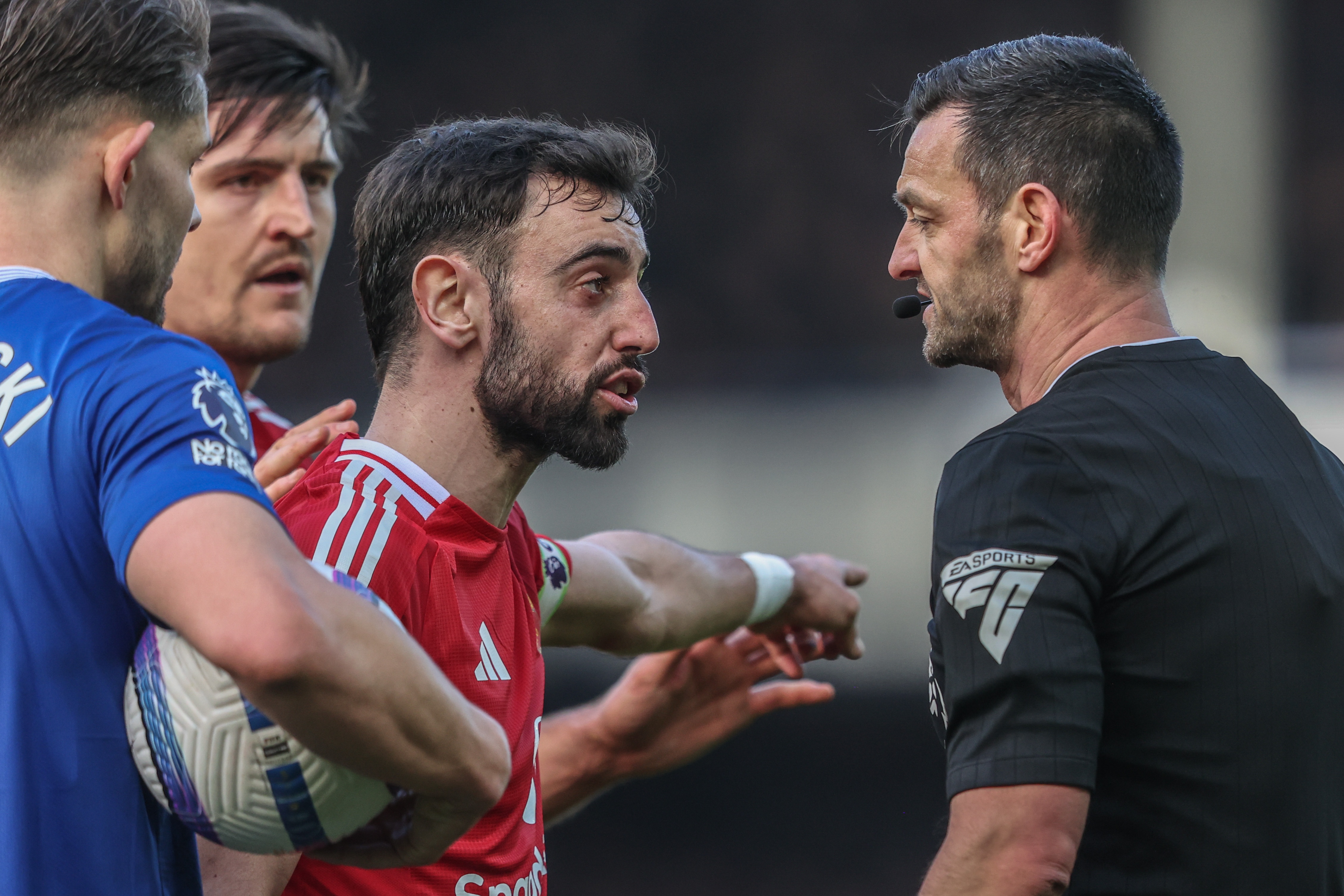  電訊報(bào)：埃弗頓名宿半場(chǎng)對(duì)曼聯(lián)球員揮肘 B費(fèi)不滿(mǎn)遭反問(wèn)“算老幾”