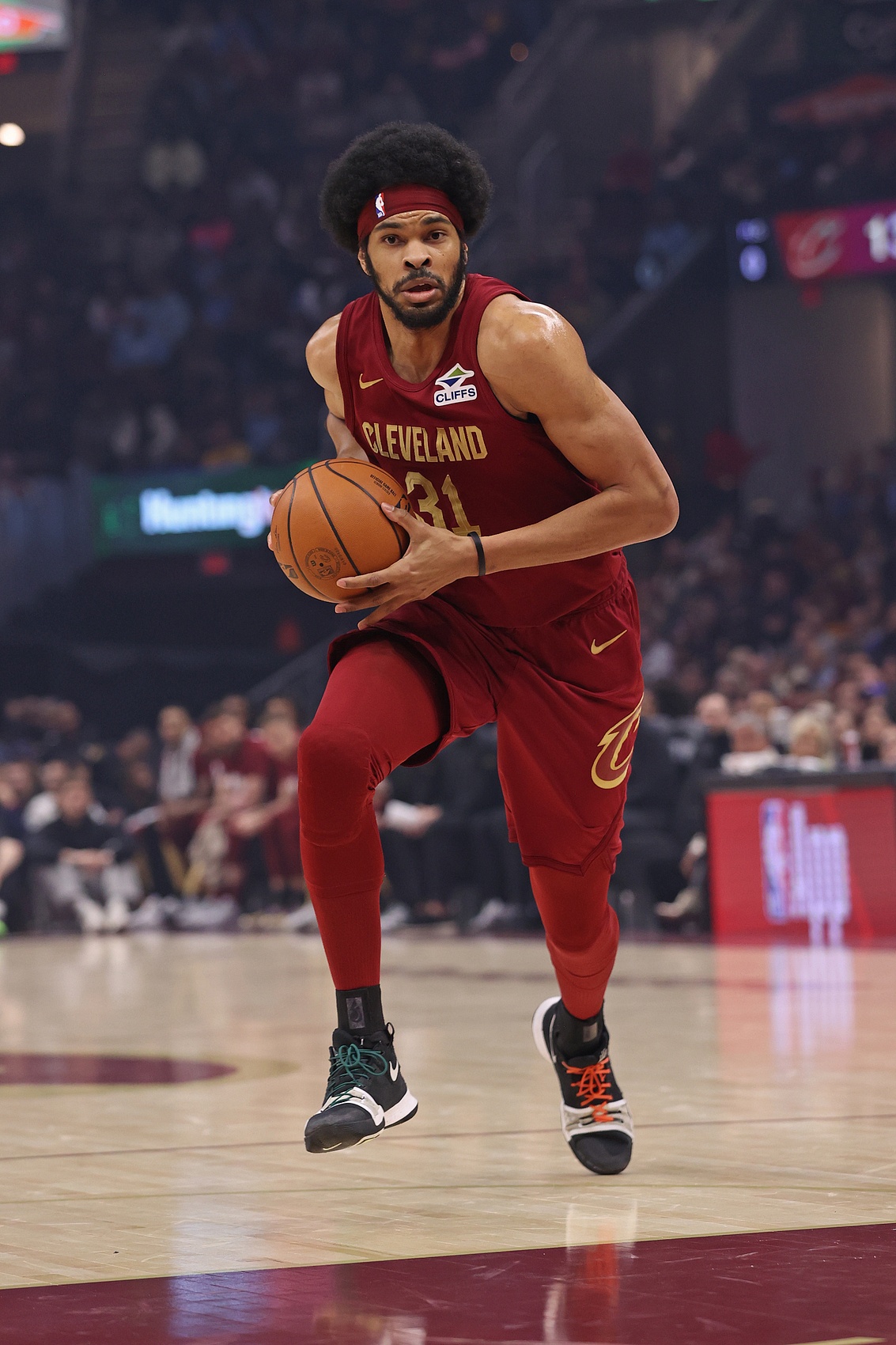  高產(chǎn)高效！阿倫第3次以90+%命中率砍下25+15板 近40年來最多