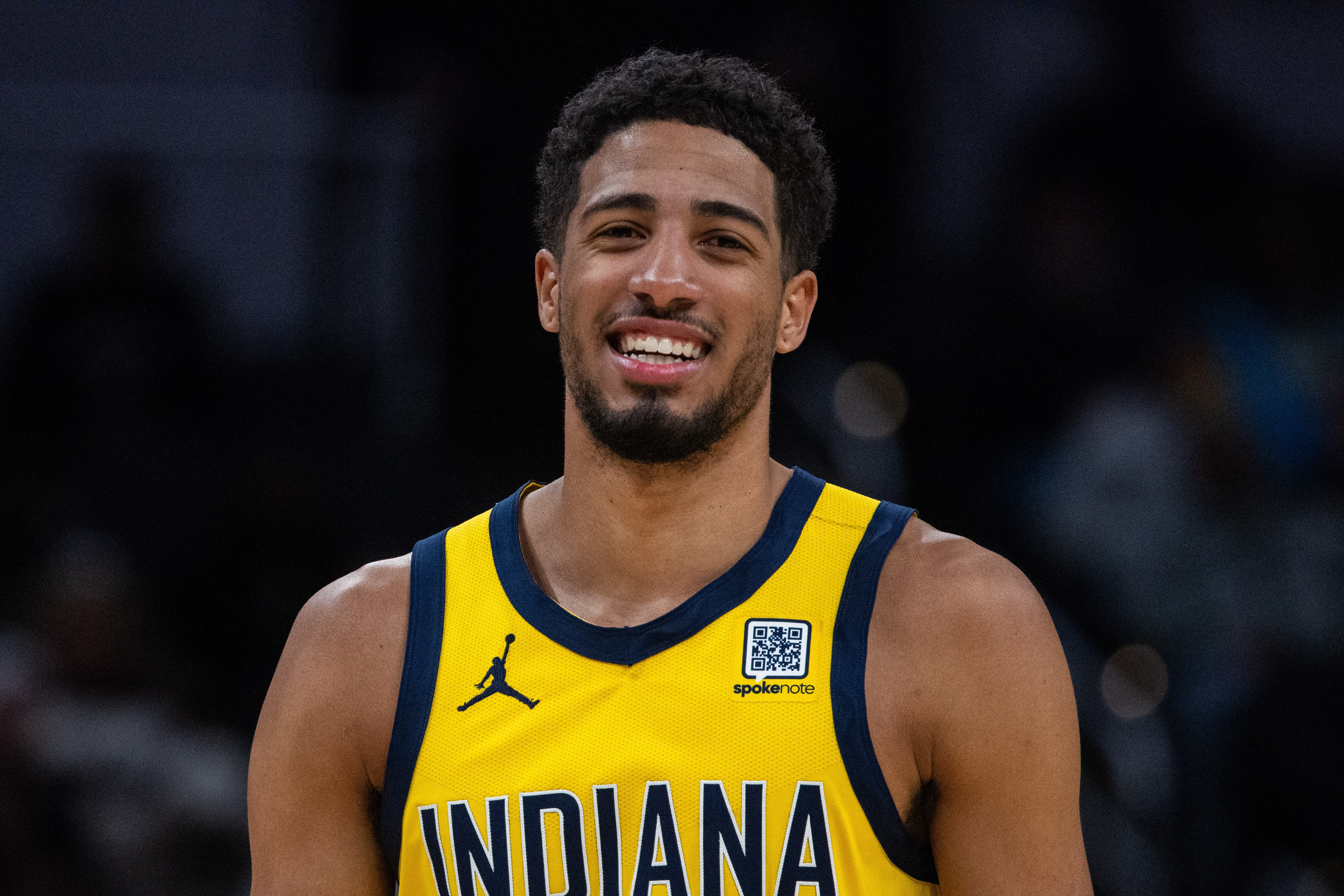  狀態(tài)火熱！哈利伯頓半場4記三分拿下21分6助 0失誤