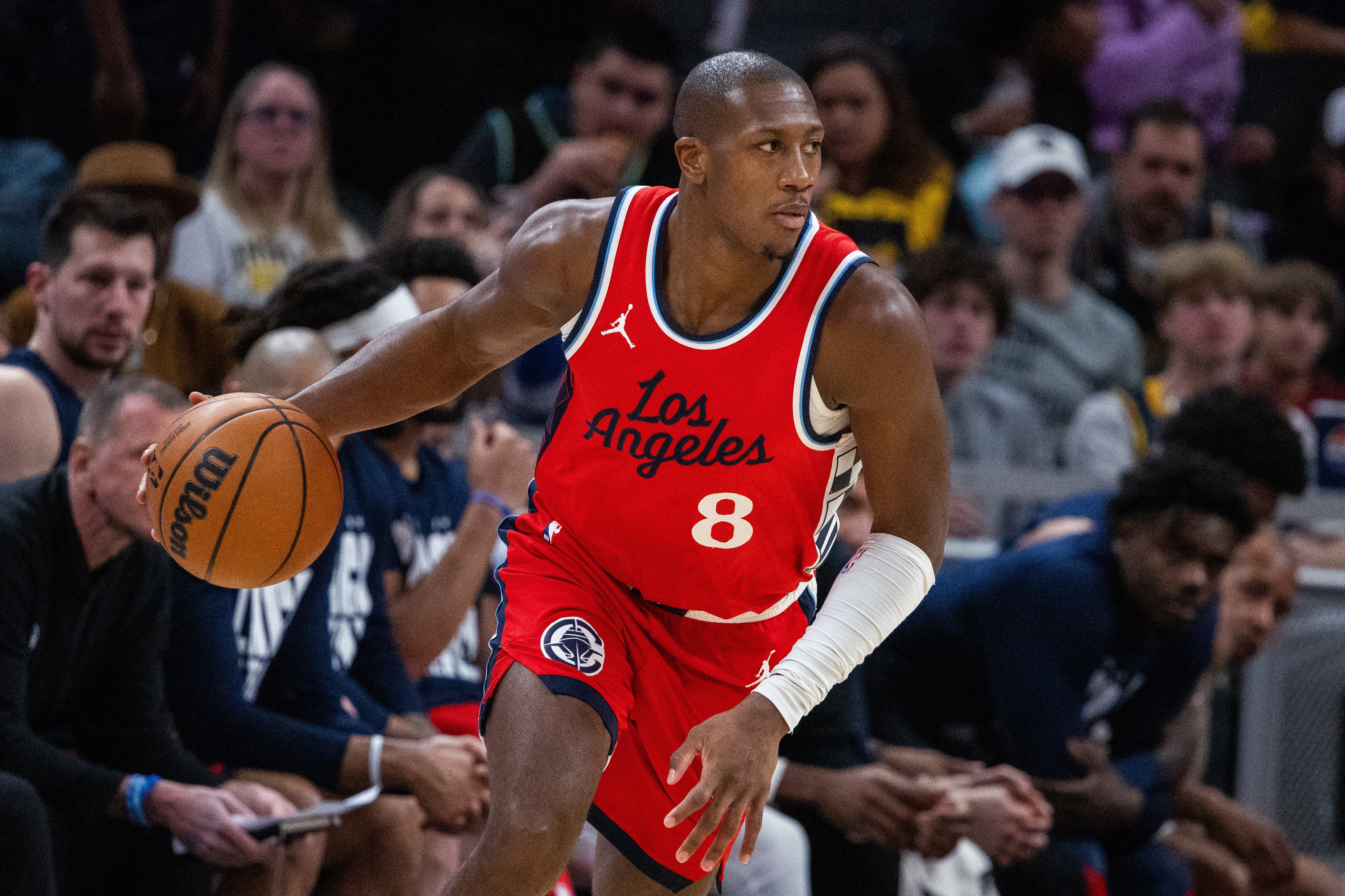  貢獻不在數(shù)據(jù)！鄧恩2中0拿2分1板1帽 生日夜拼勁十足