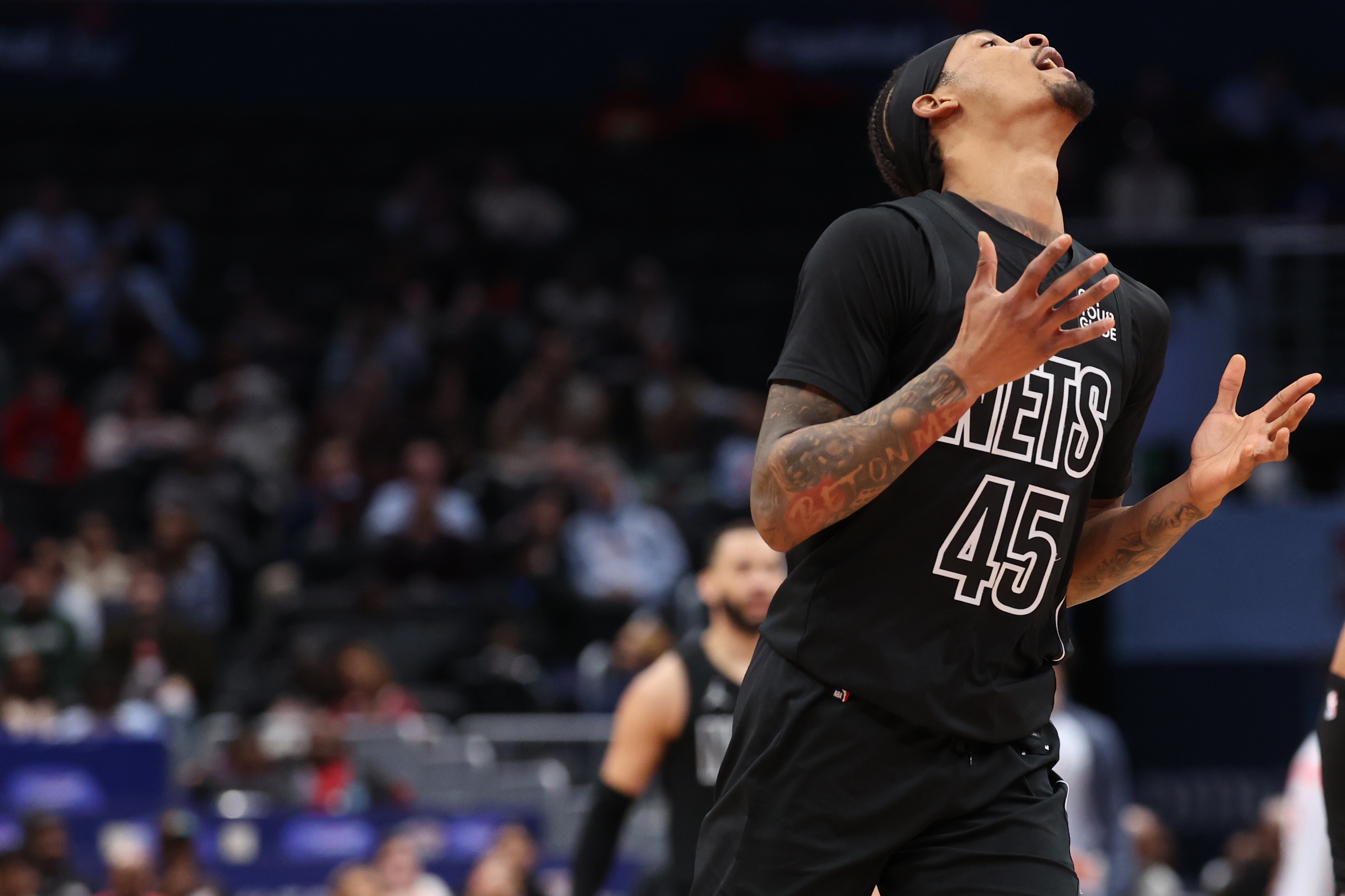  崩！基翁12中2僅得6分正負(fù)值-14全場(chǎng)最低 犯規(guī)送三罰&強(qiáng)攻被血帽