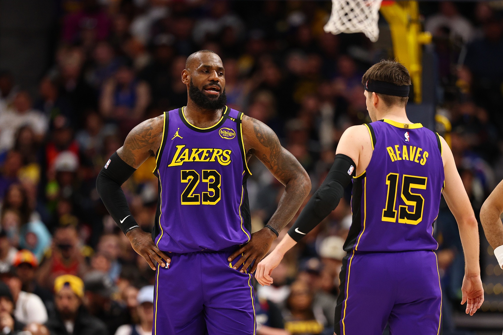  里夫斯談老詹暫停時喊話：他很在乎勝利 他對細節(jié)的把控堪稱標桿