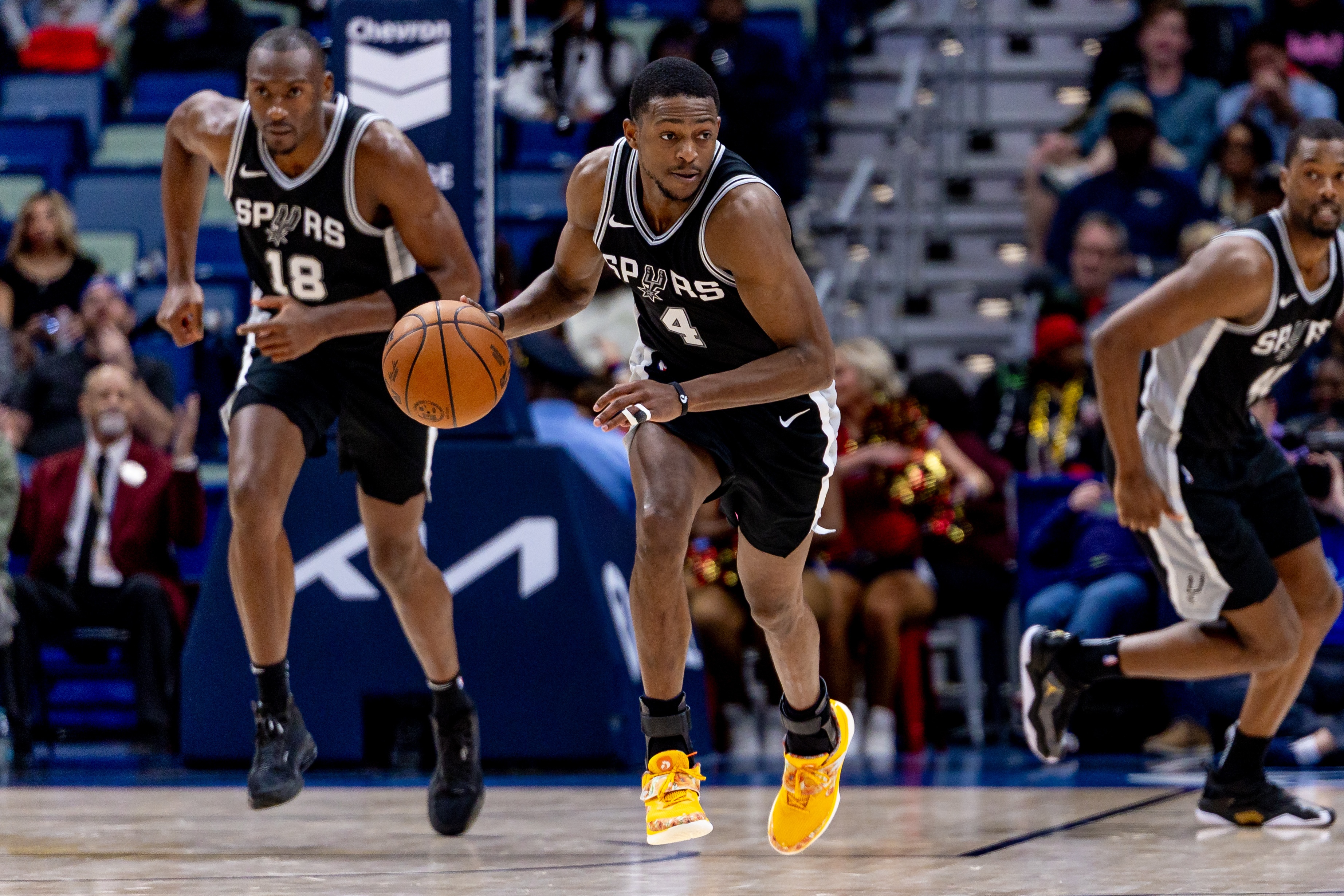  馬刺VS國(guó)王首發(fā)：?？怂怪鼗毓实貞?zhàn)舊主 拉文&德羅贊迎戰(zhàn)