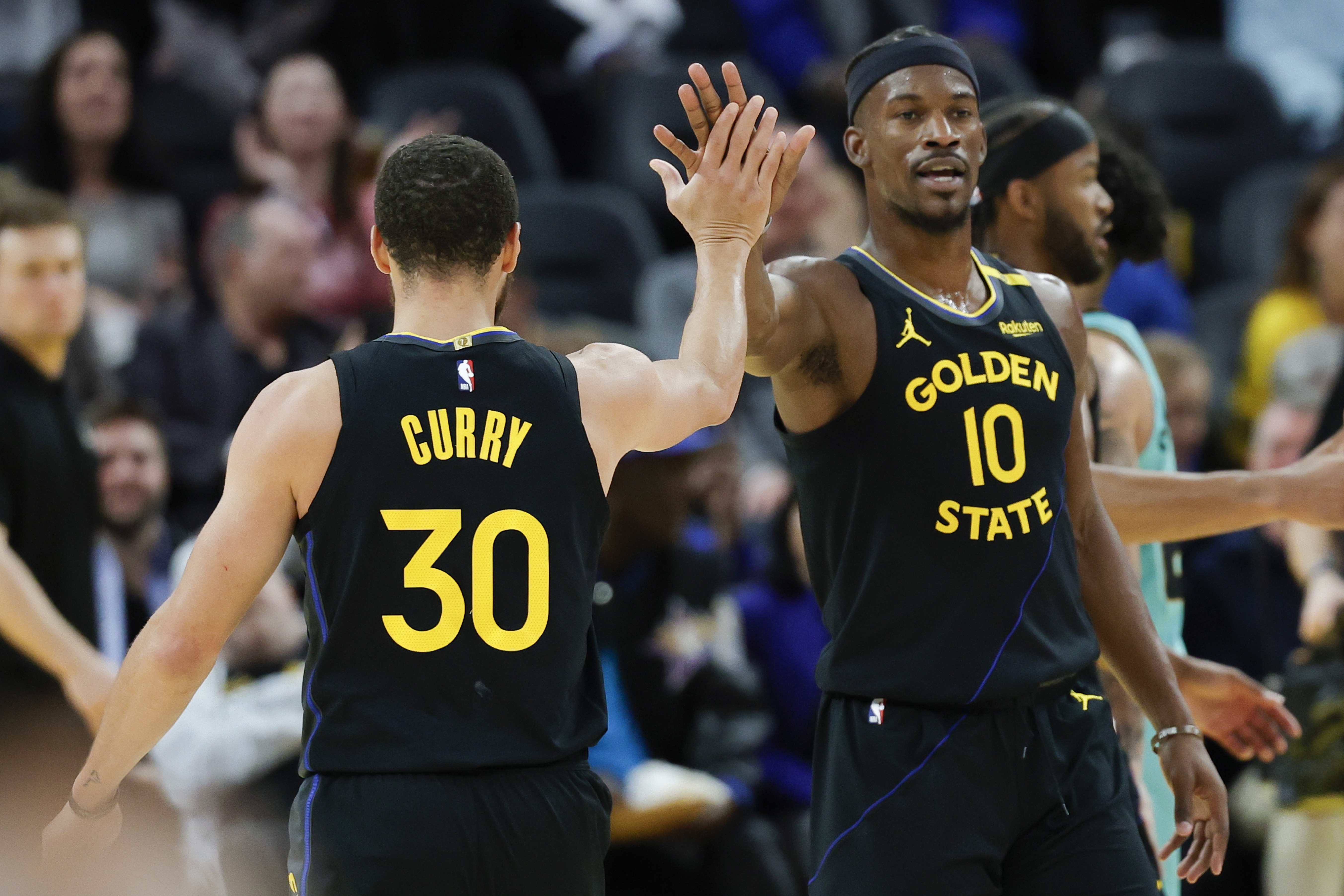  庫里在和巴特勒共同出戰(zhàn)的比賽場均26.4分4.6三分 戰(zhàn)績17勝2負(fù)