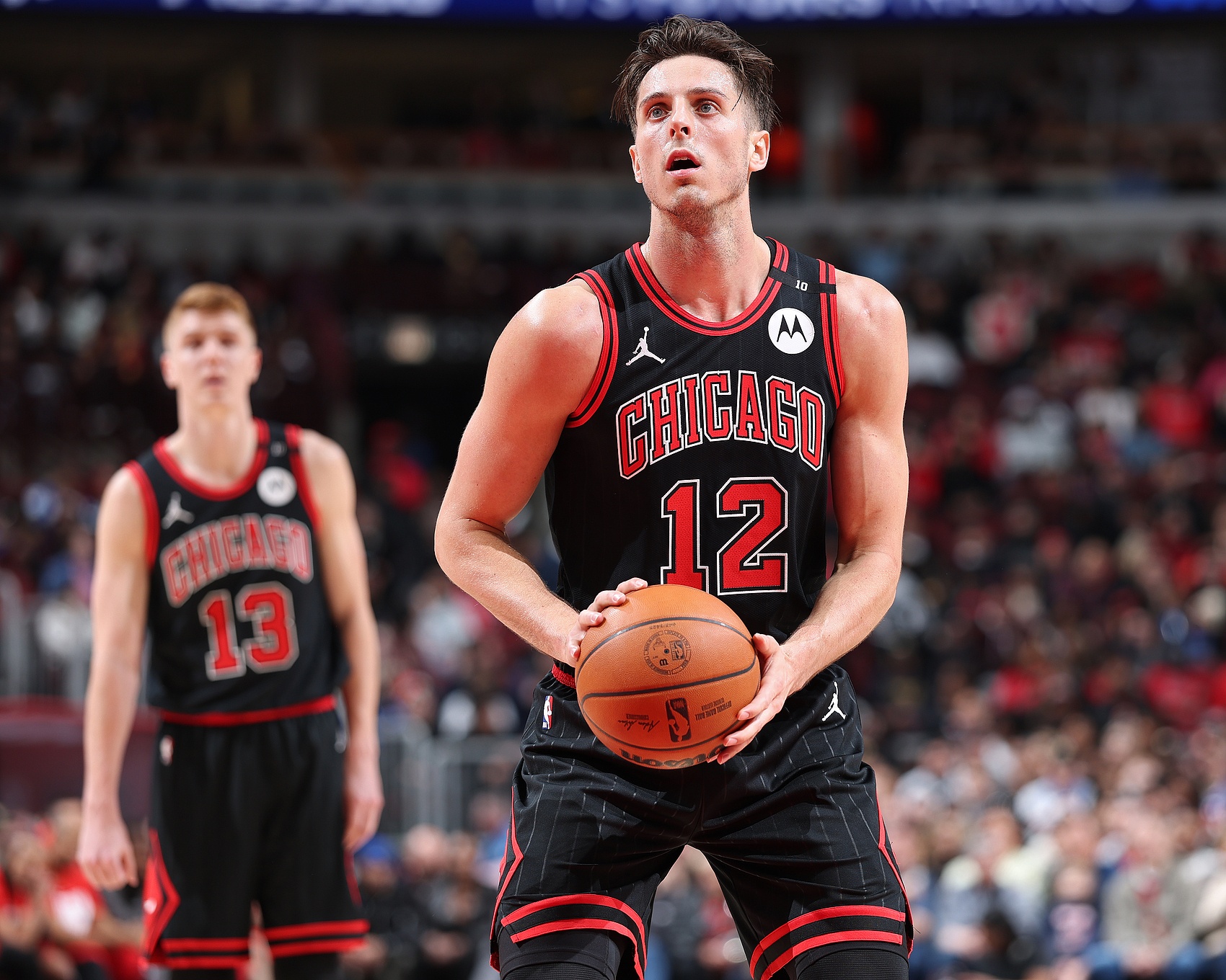  開局強(qiáng)勢！扎克-科林斯半場5中4砍8分全為首節(jié)所得 另有8板2斷