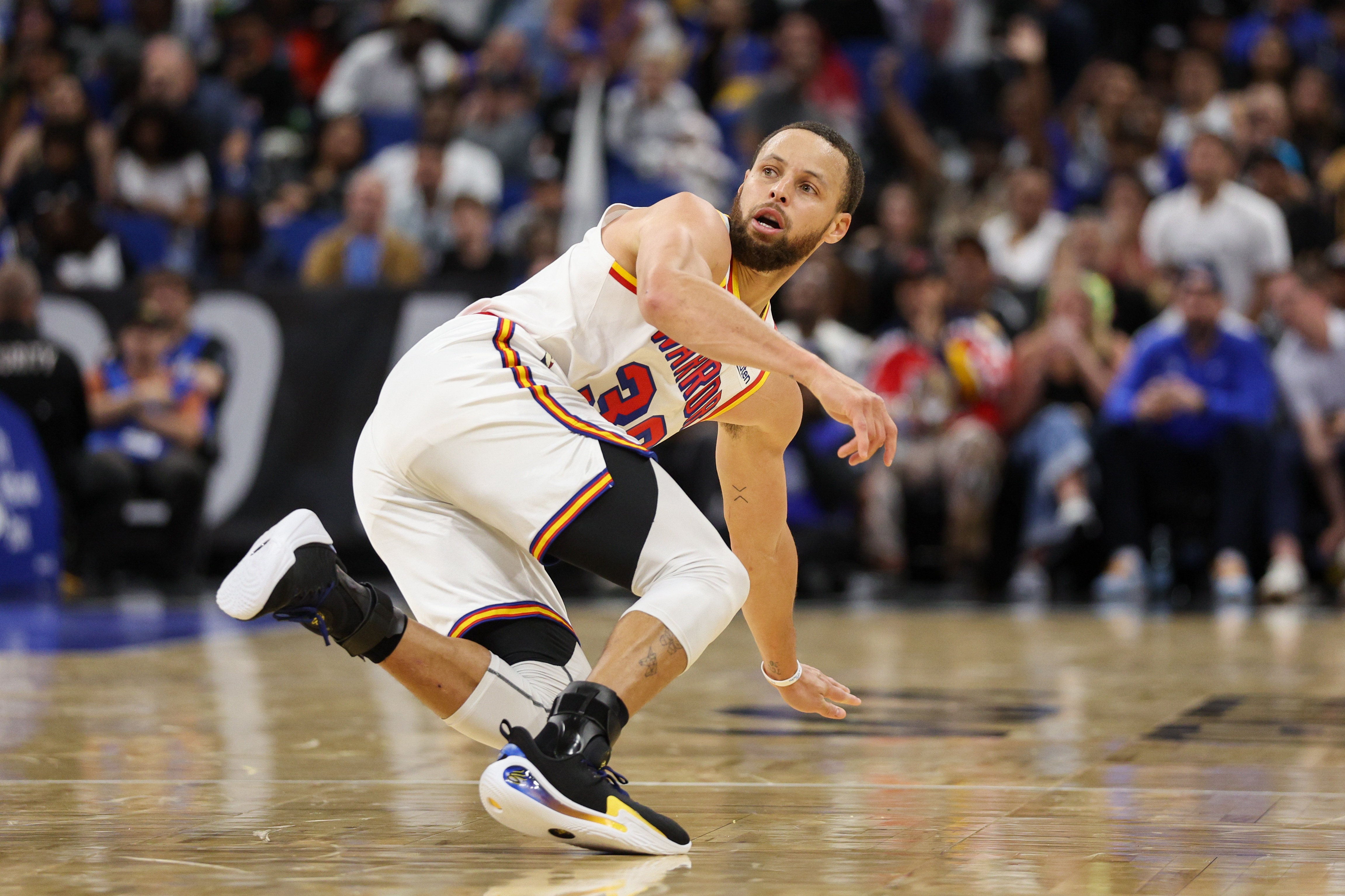  庫里五連客期間場(chǎng)均34.8分！科爾：他的表現(xiàn)堪稱完美