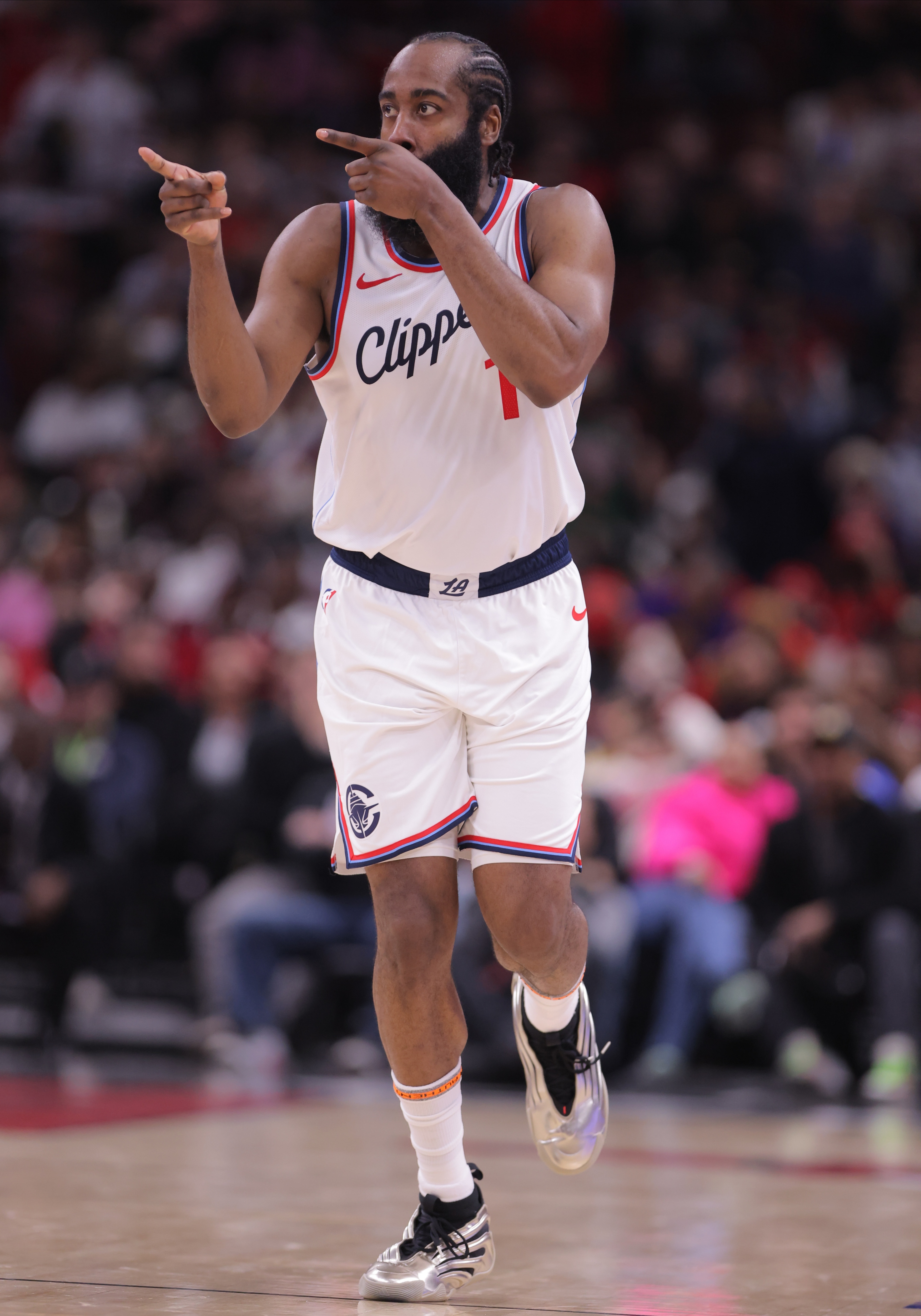  35歲的哈登單賽季打出1500分+500助+200三分 歷史唯一