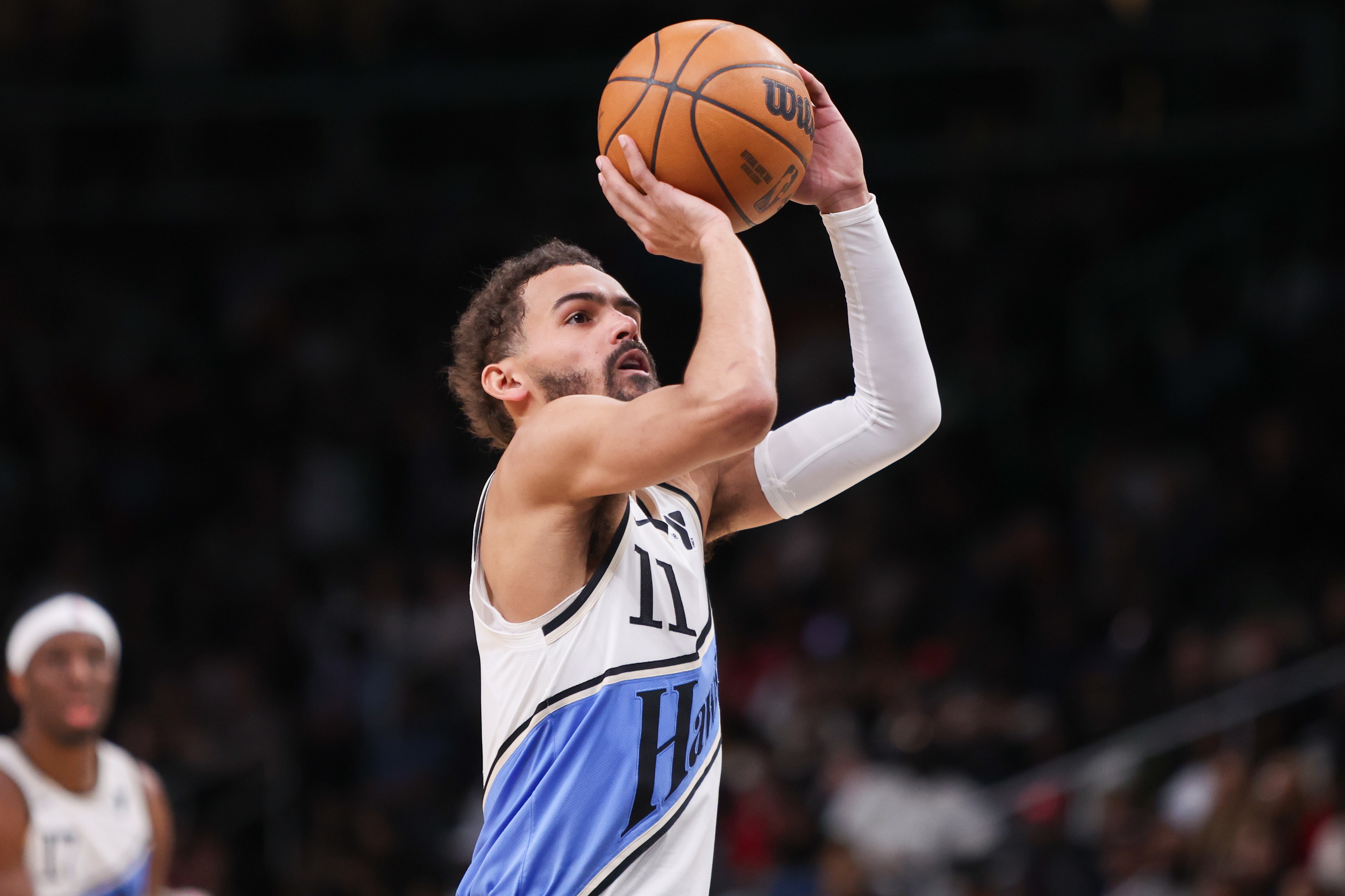  得分串聯(lián)一把抓！特雷-楊半場7中5 拿下12分2籃板6助攻&僅1失誤