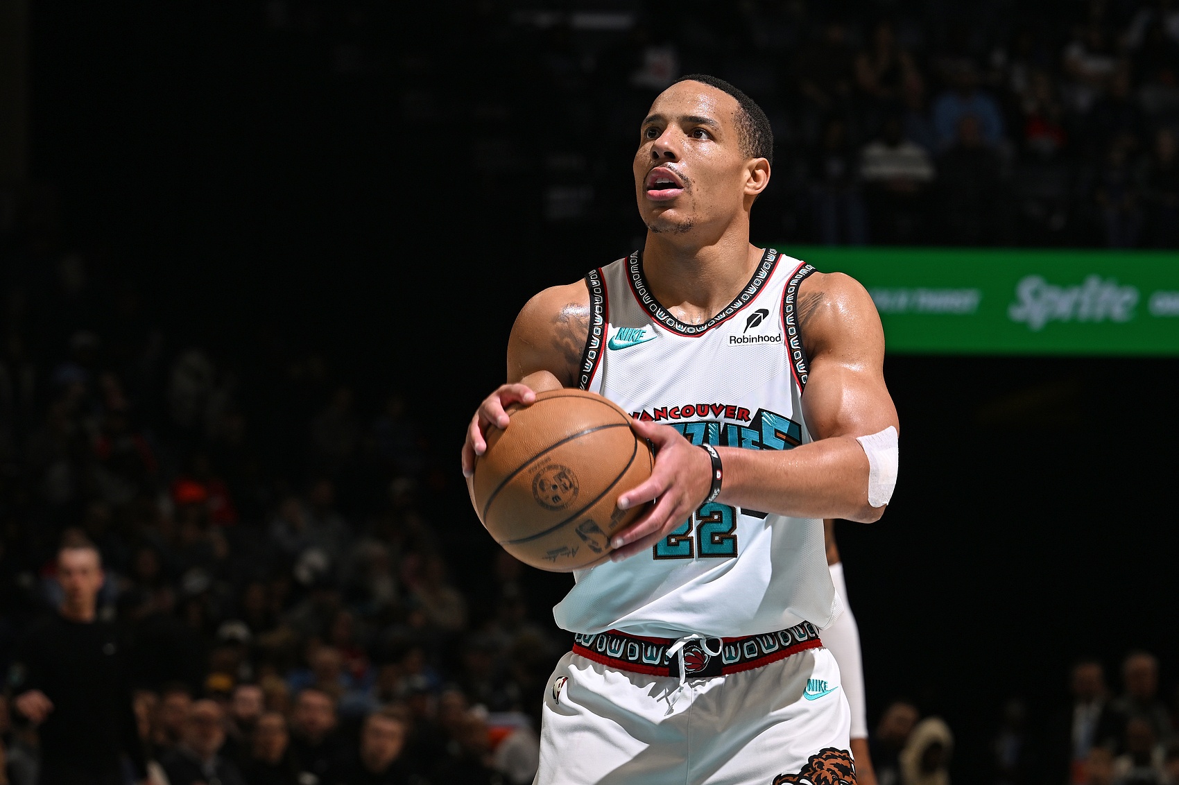  扛起球隊(duì)！貝恩是灰熊隊(duì)史第2位打出35+10+10的球員 比肩莫蘭特