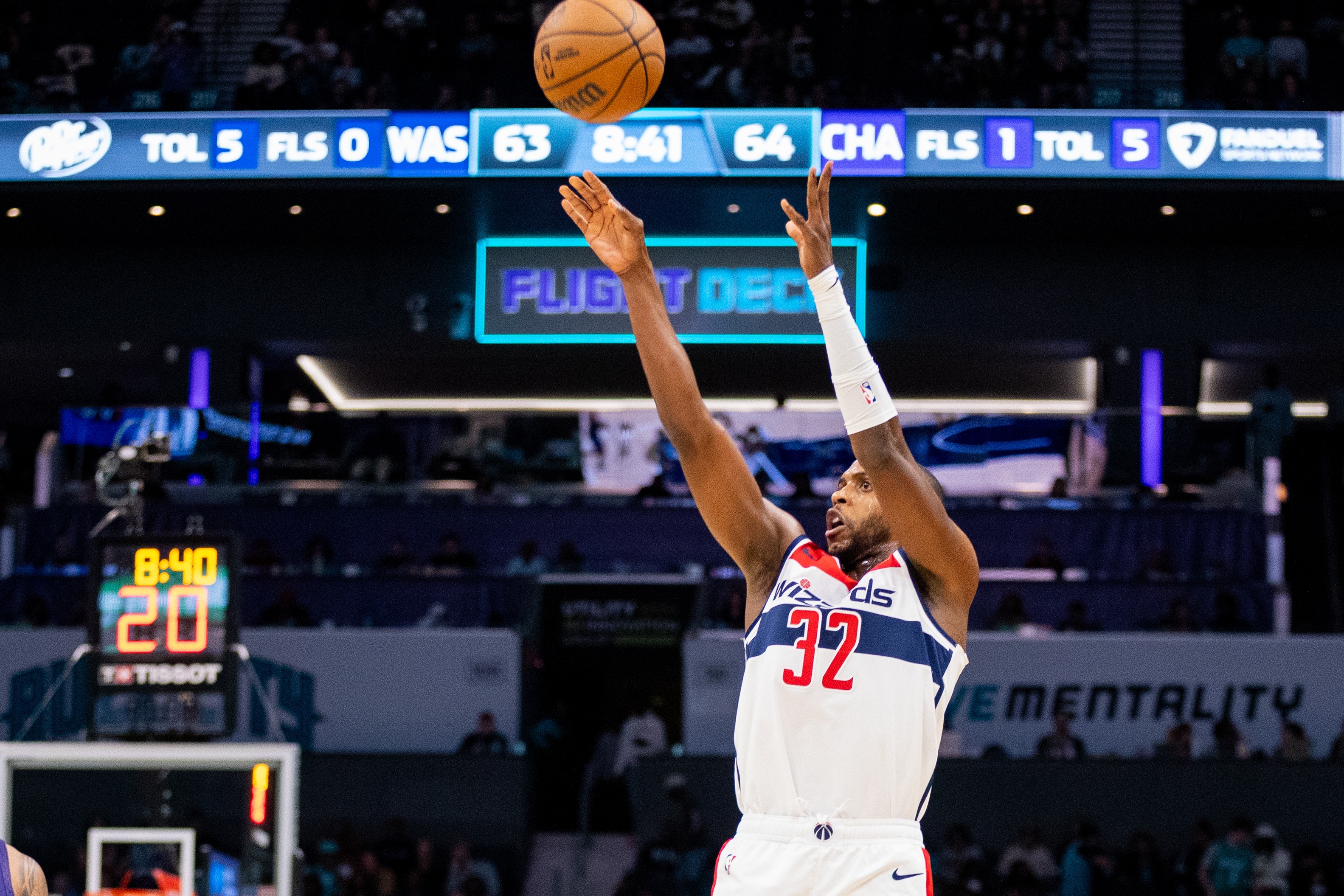  名記：米德爾頓夏天預(yù)計(jì)執(zhí)行3335W球員選項(xiàng) 他和斯瑪特或再被交易