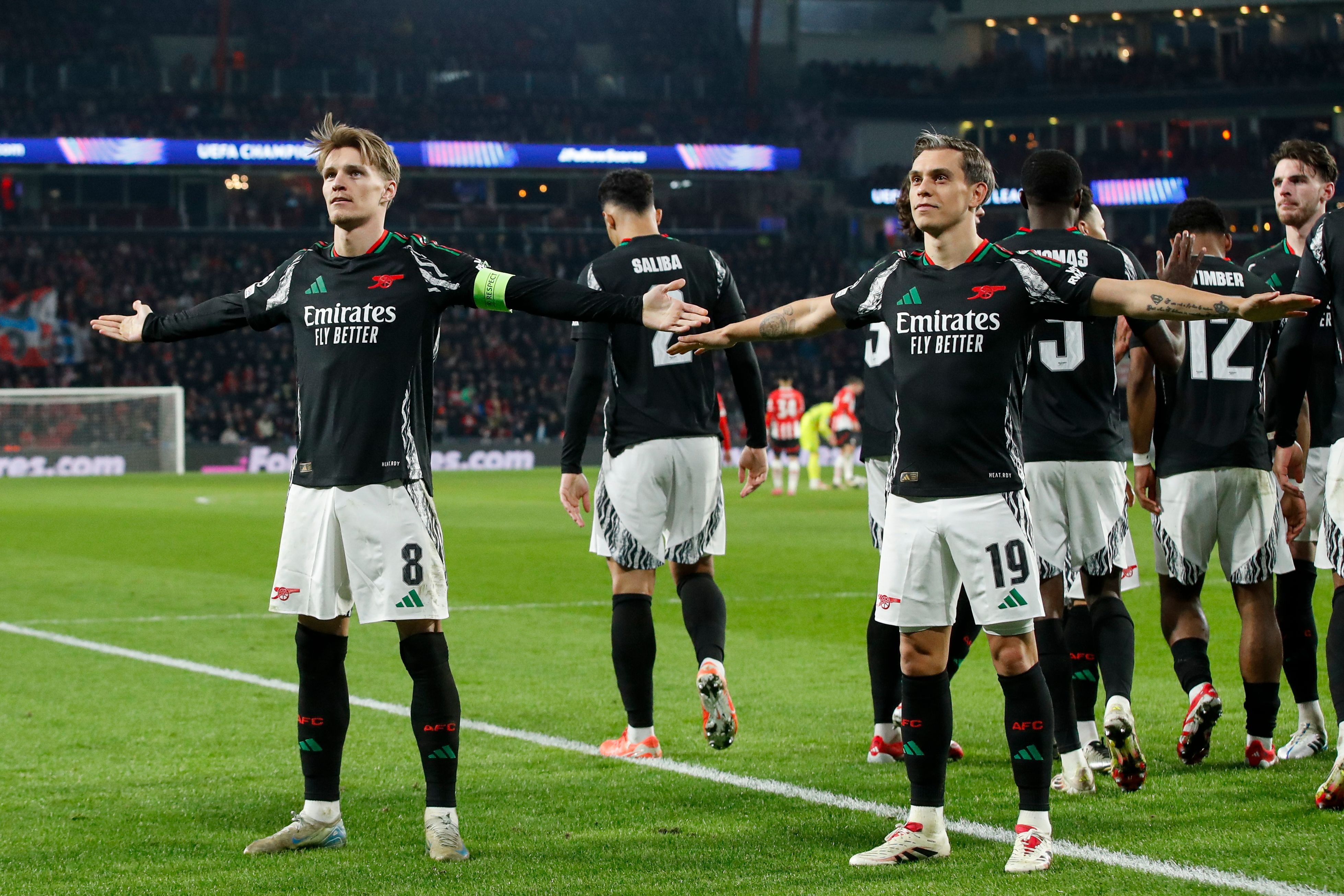  被打花，埃因霍溫隊史首次在歐冠主場丟5球