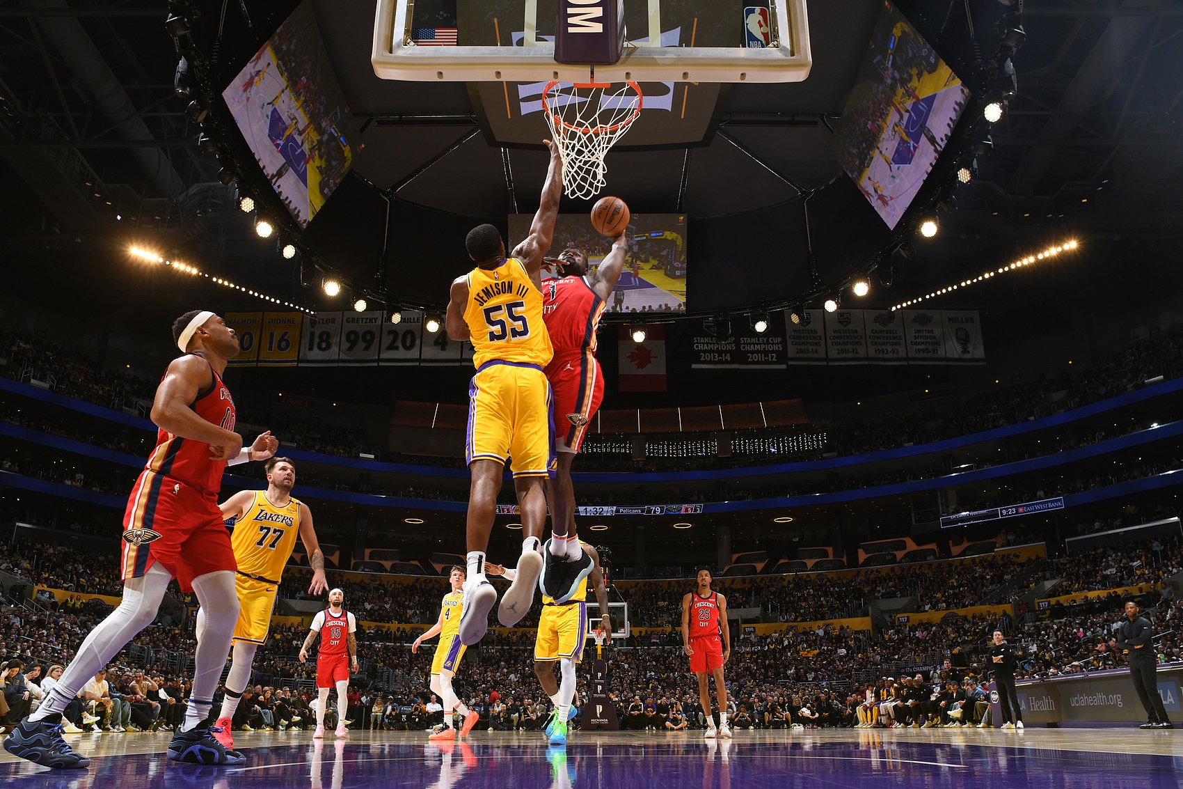  霸王之姿！錫安接球幾乎沒有助跑 墊步單臂戰(zhàn)斧隔扣2米11的杰米森