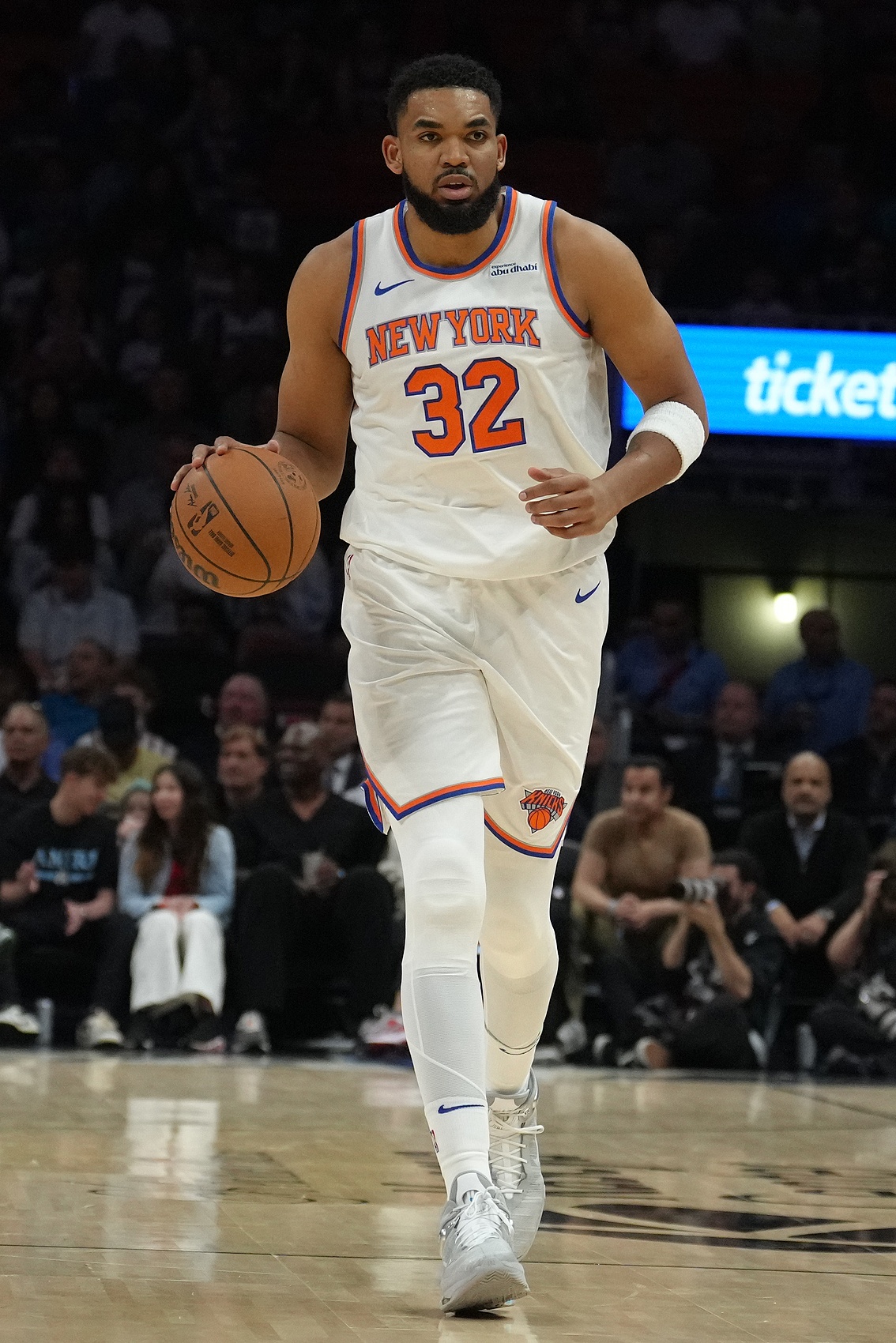  場(chǎng)均24.5+13.4&三分42.5%！記者：唐斯可以出戰(zhàn)明日與湖人的比賽