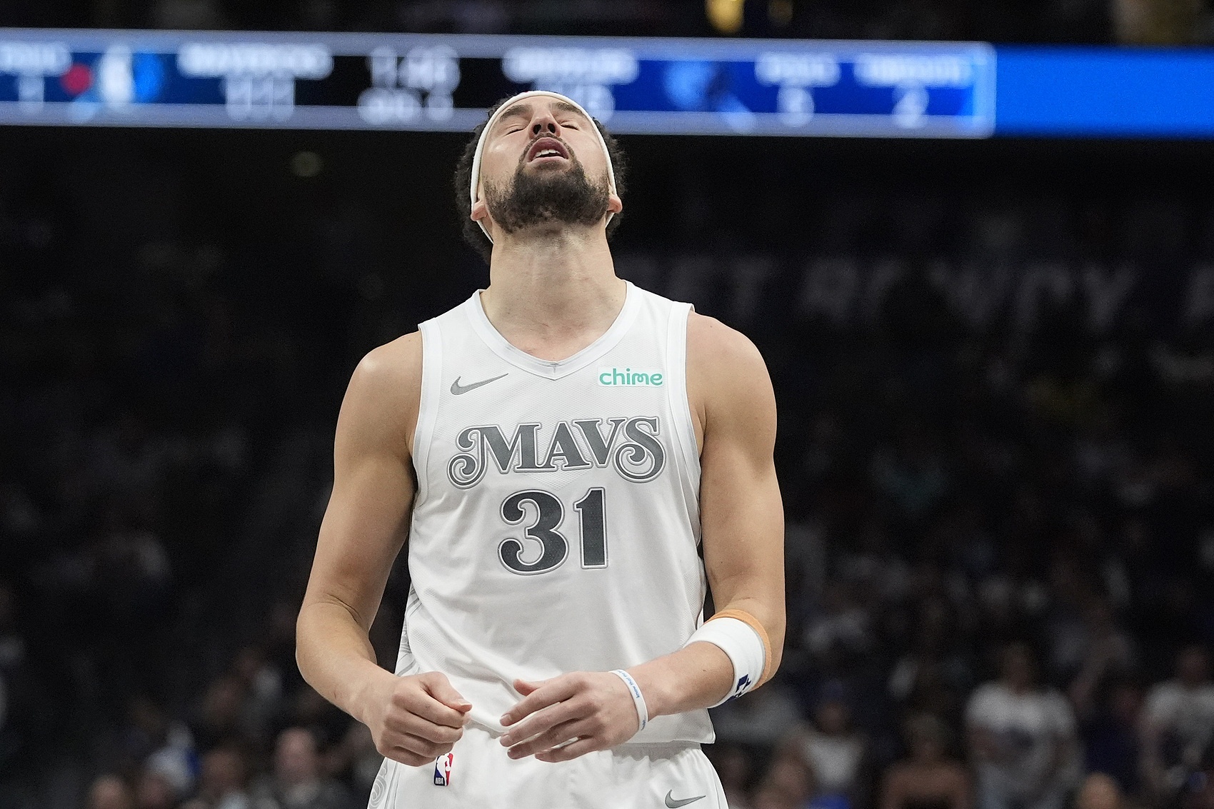  手感冰涼！克萊半場10投僅2中拿到5分 三分6中1