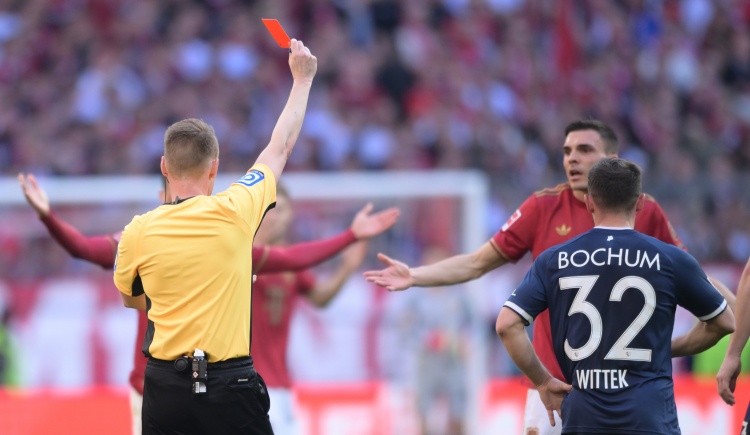  帕利尼亞染紅導(dǎo)致被逆轉(zhuǎn)！穆勒：這對他很痛苦，我們會支持鼓勵他