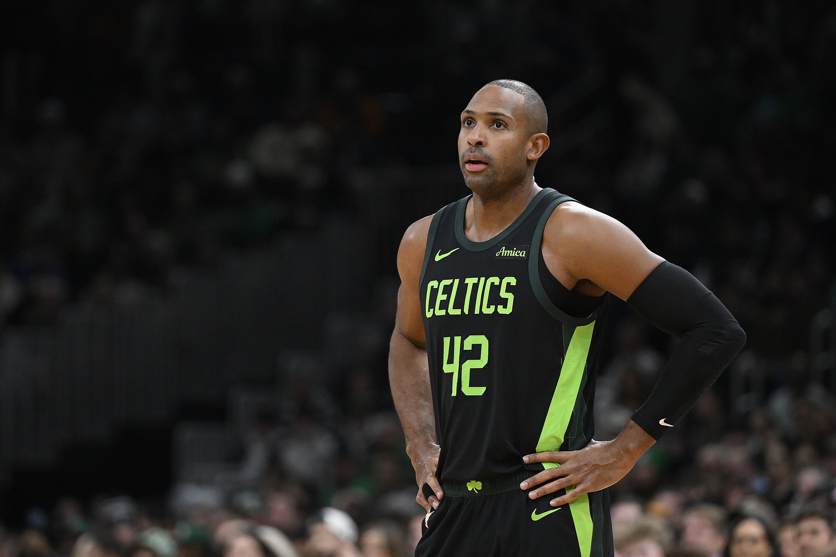  老當(dāng)益壯！霍福德射中6記三分拿到18分10板6助1斷2帽表現(xiàn)全面