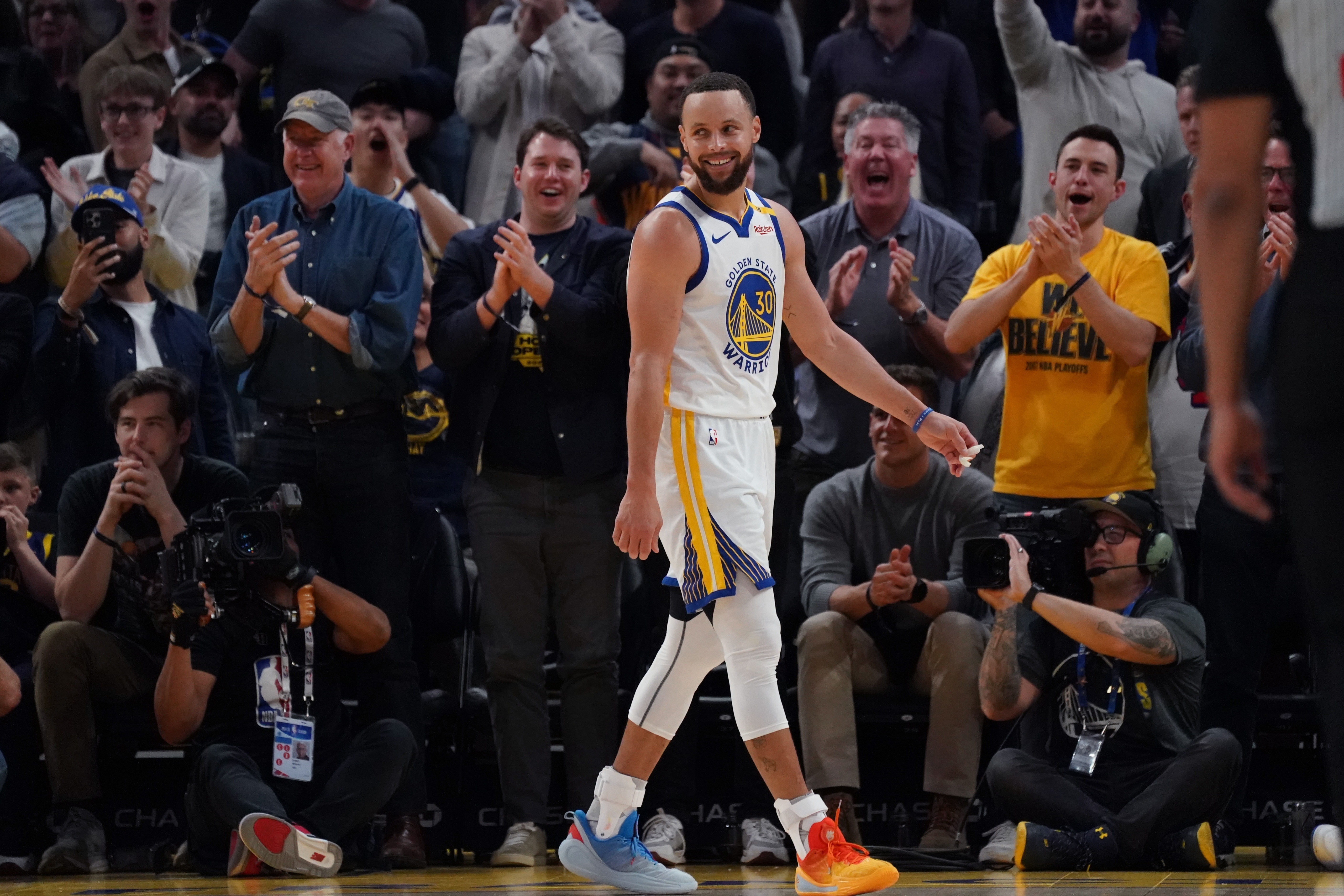  庫里上半場三分3中2輕取10分2斷 還差5記三分解鎖4000記三分大關