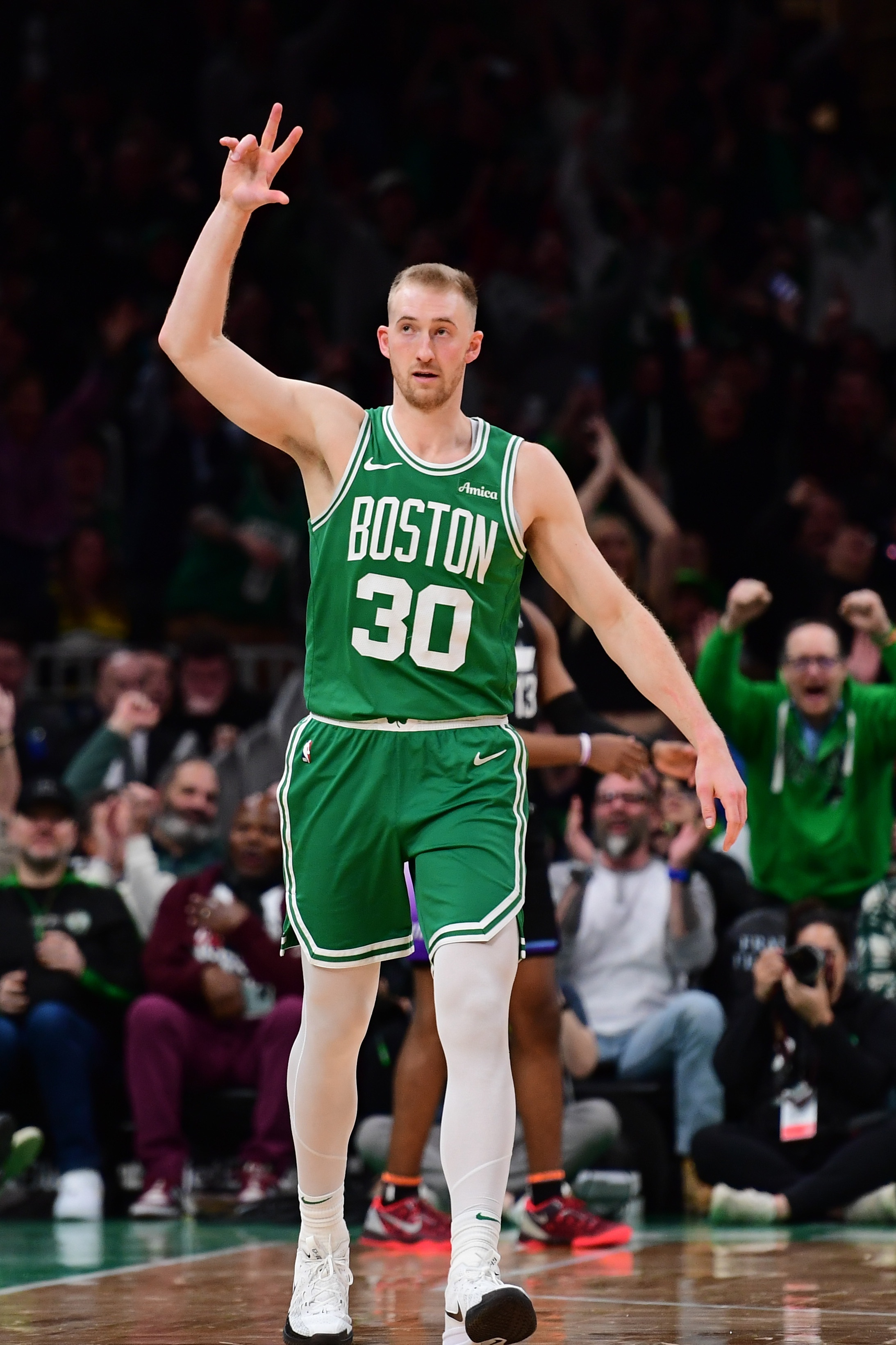  三分真是準(zhǔn)！豪澤先發(fā)出場(chǎng)三分10投8中射落24分 正負(fù)值+6