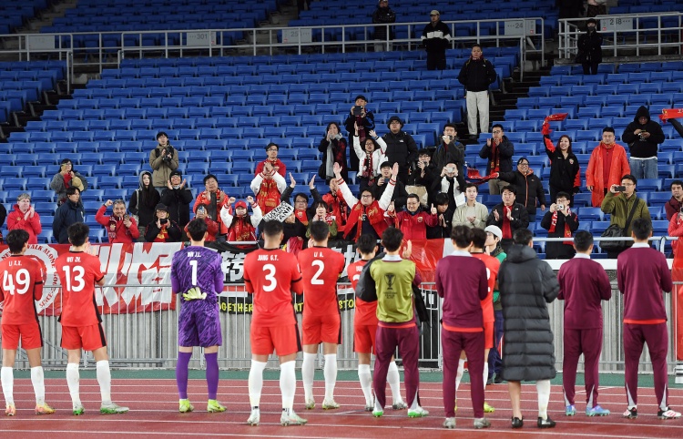  媒體人：海港與申花的落敗凸顯中日足球差距，中超明年努力吧