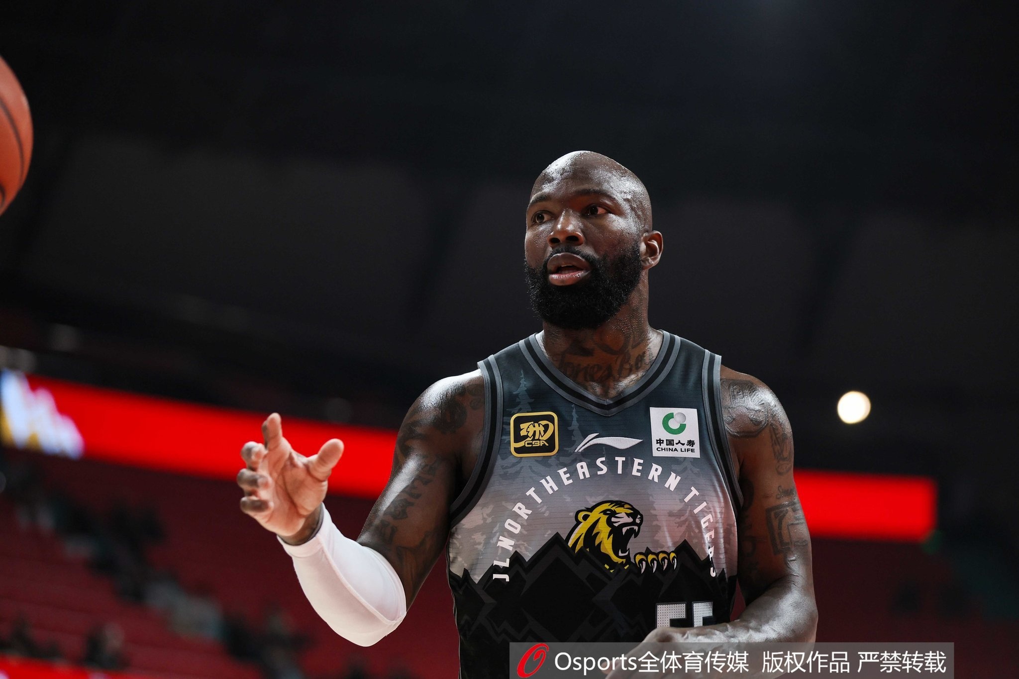  拿球就是干！多米尼克-瓊斯半場16中9砍下28分5助 得分全隊一半