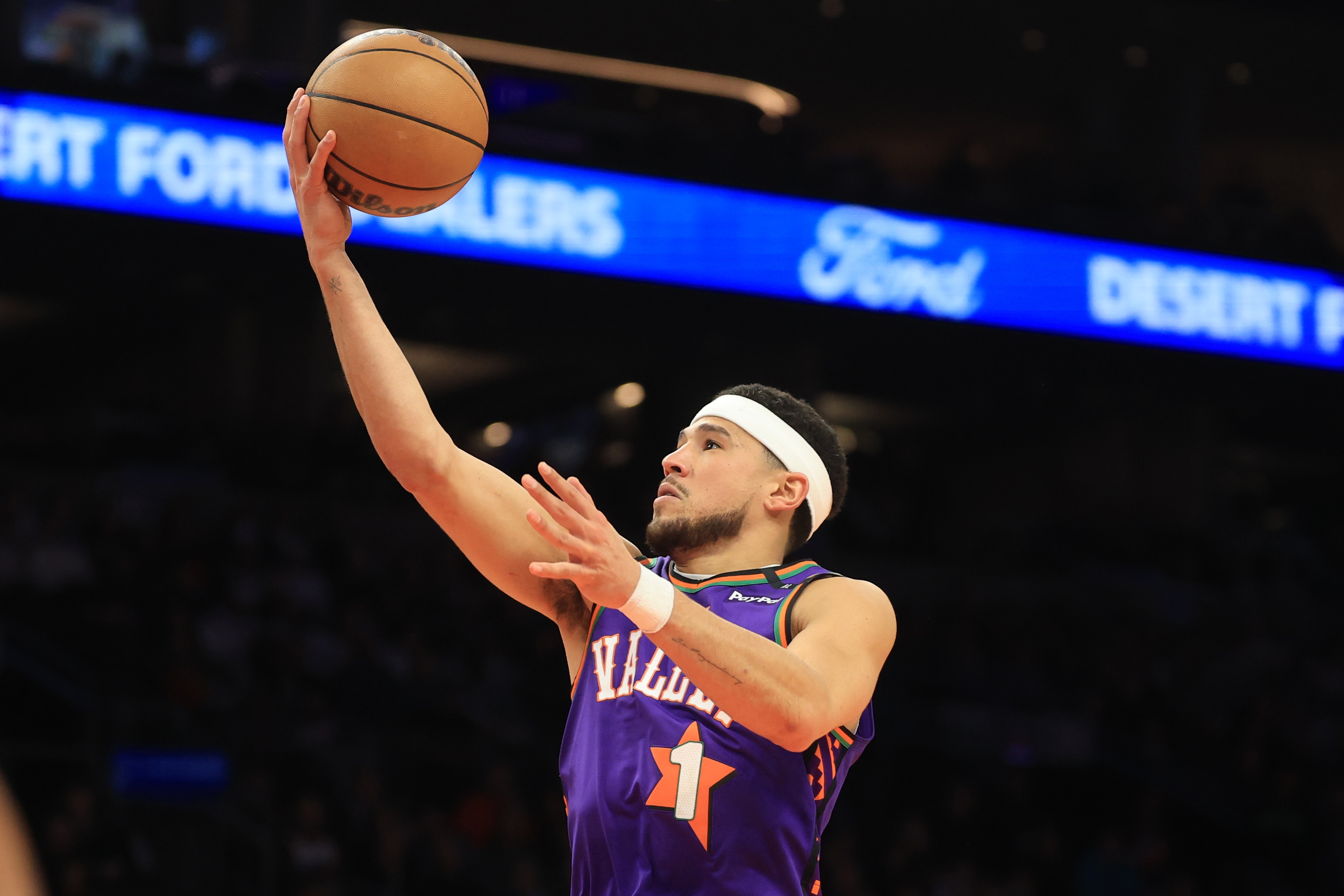  第三節(jié)單節(jié)13分！布克第三節(jié)7中4&三分4中3砍下13分助隊穩(wěn)住局面