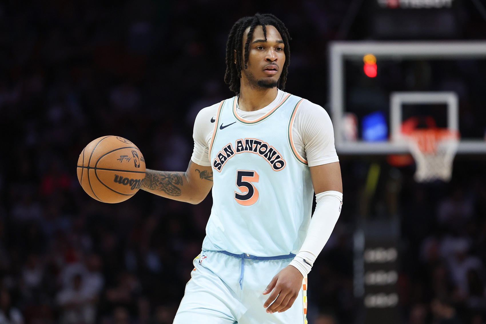  明天馬刺客戰(zhàn)活塞 卡斯?fàn)栆蛴蚁ミ^(guò)度伸展出戰(zhàn)成疑