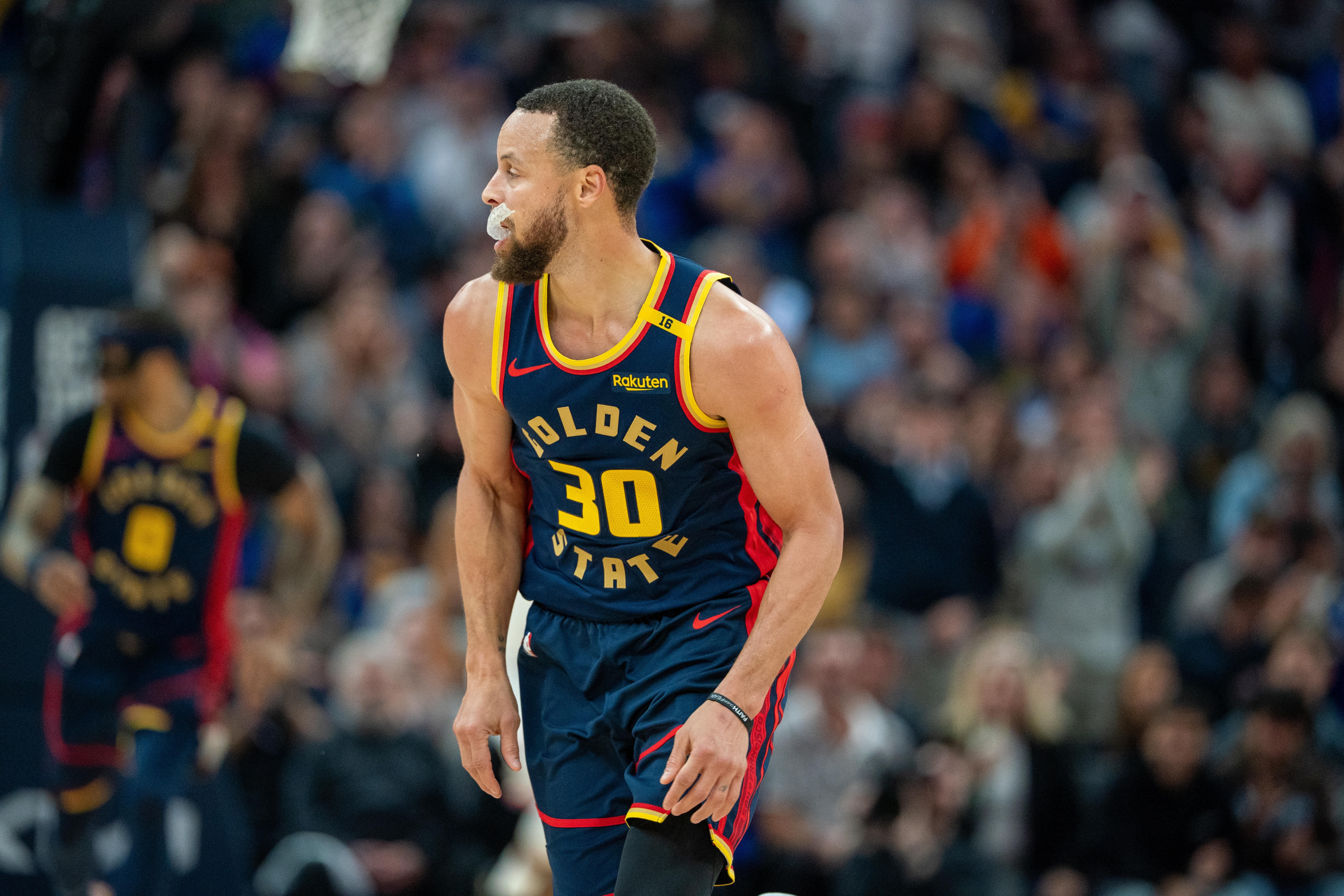  勇士官方：庫(kù)里今天參加了訓(xùn)練 對(duì)陣熱火的比賽出戰(zhàn)成疑