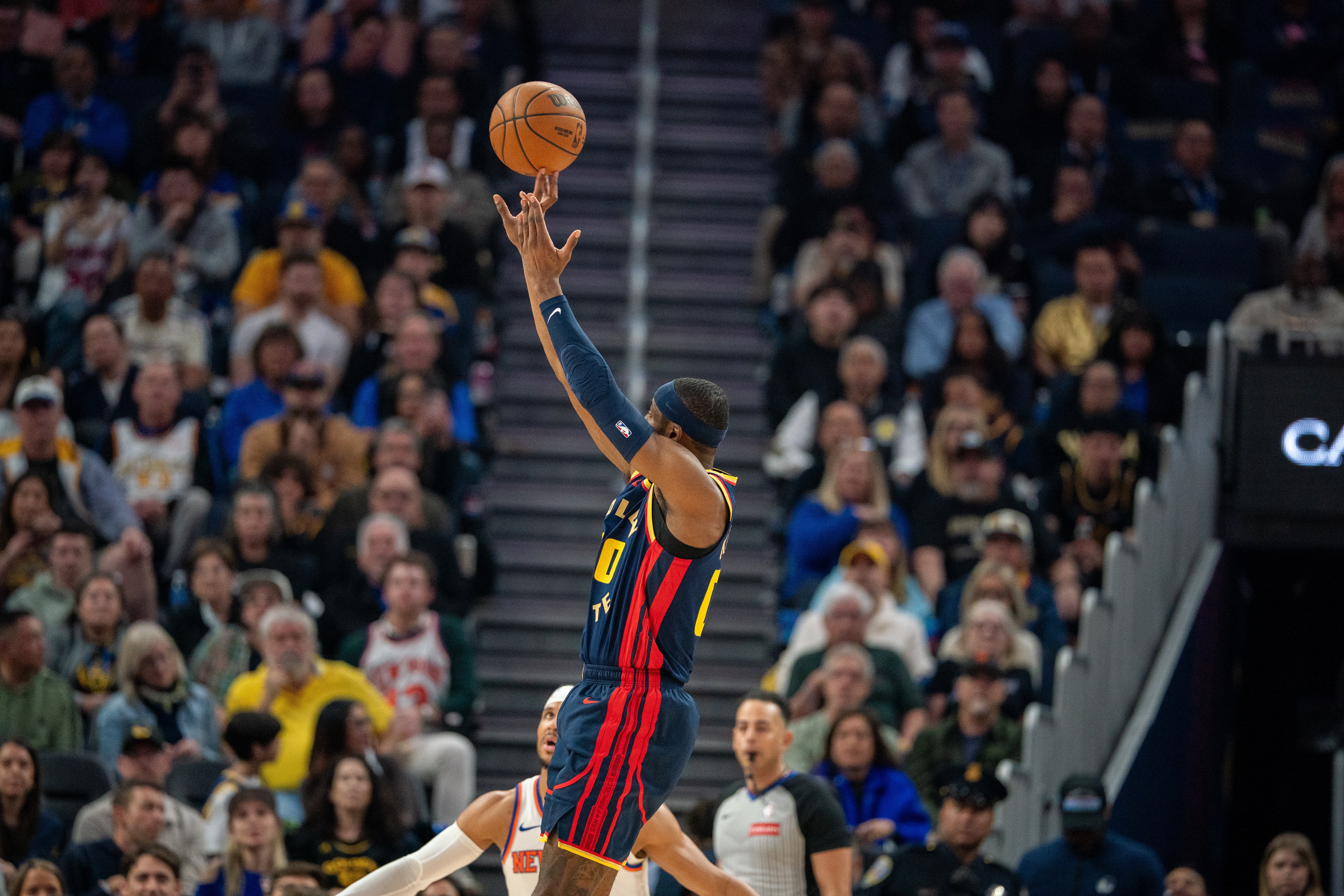  手感不佳！庫(kù)明加首節(jié)7投2中得到6分1板1助 節(jié)末炸裂補(bǔ)扣很提氣