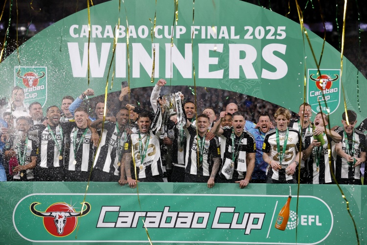  外媒：紐卡VS桑德蘭女足比賽，紐卡球迷高唱“贏了獎(jiǎng)杯就站起來”