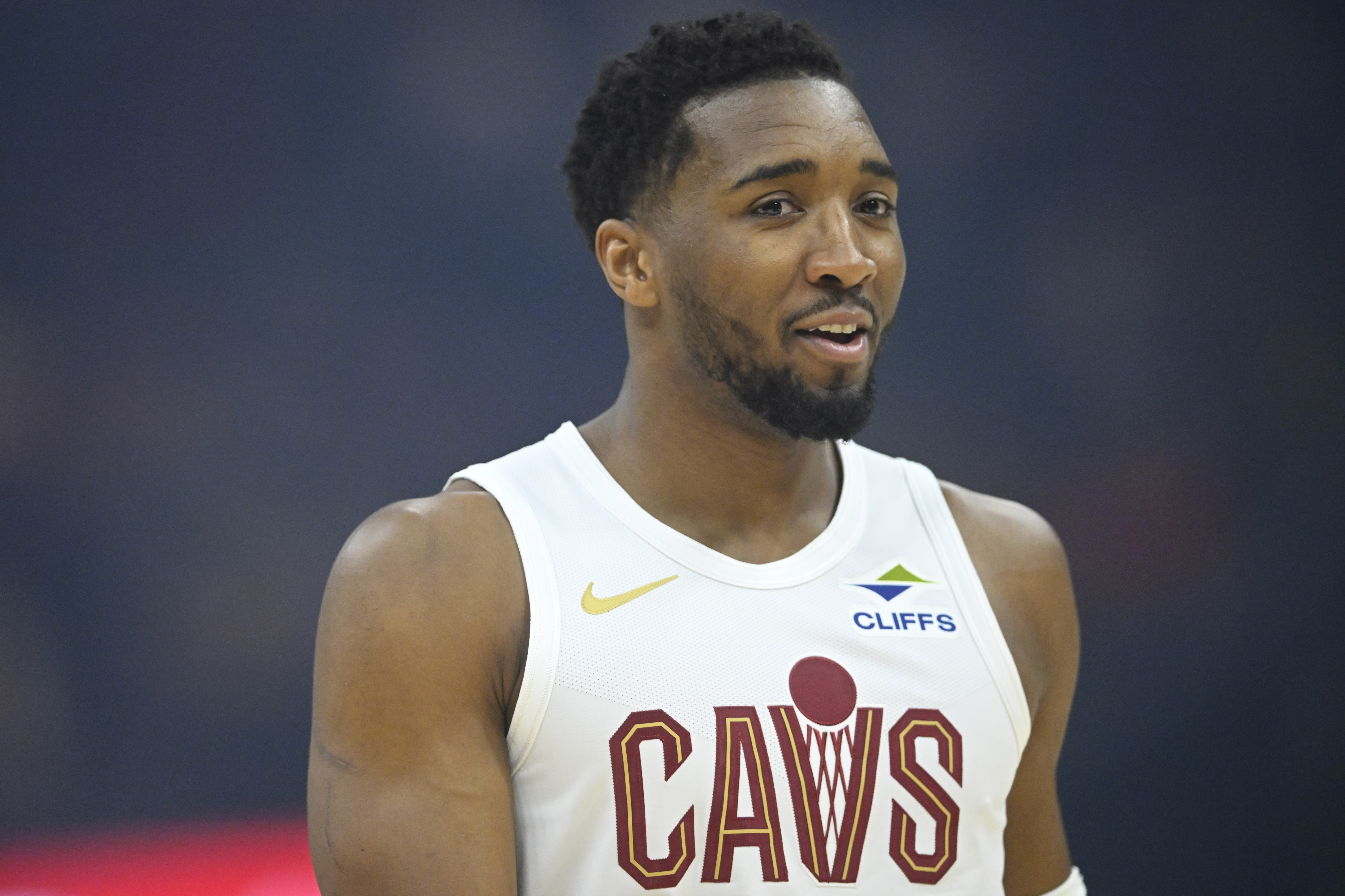  傳射俱佳！多諾萬-米切爾首節(jié)5中3獨得10分5助 正負(fù)值+10