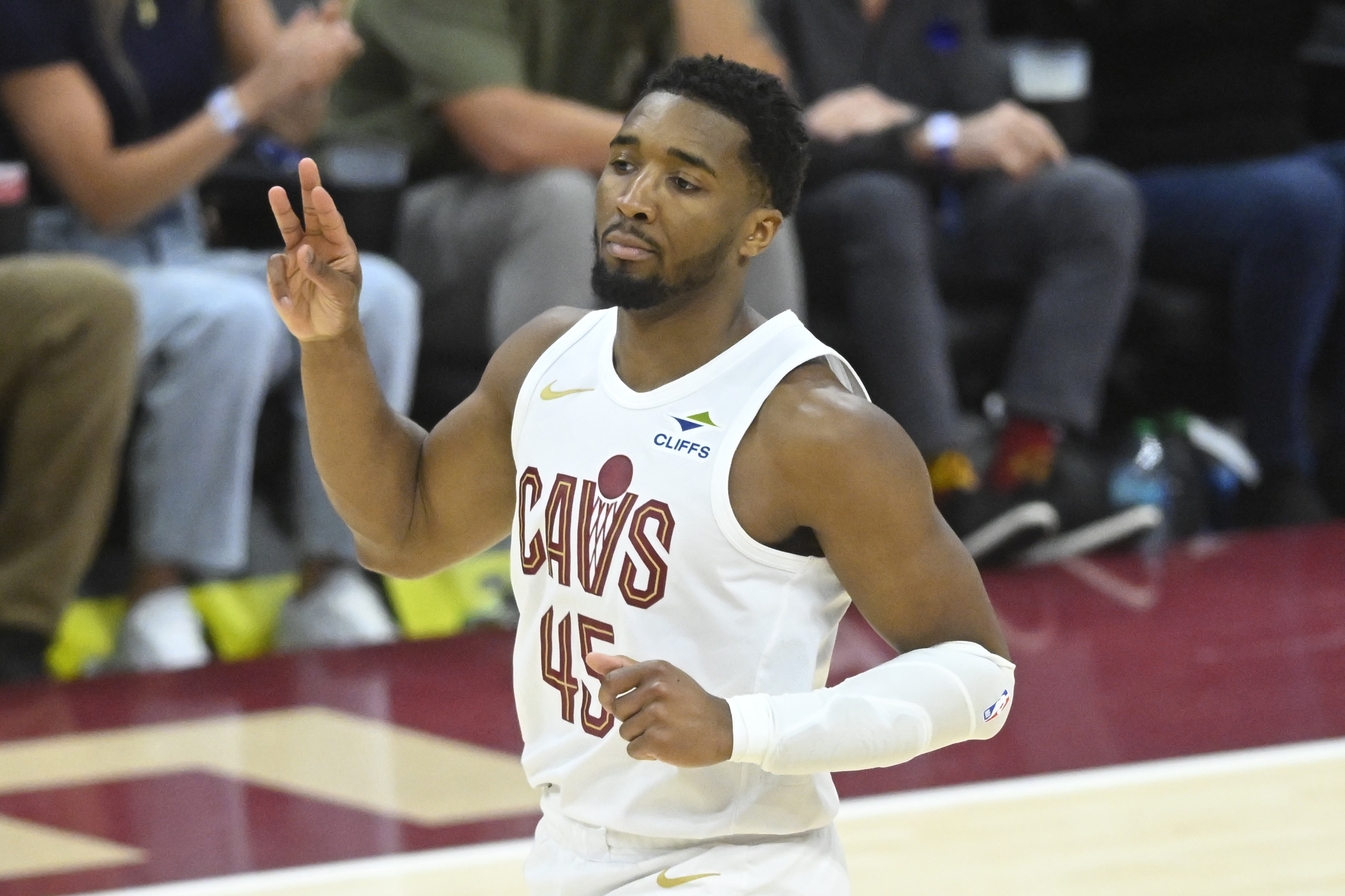  得分組織一把抓！米切爾半場(chǎng)8中4&三分6中2拿到13分&送出8次助攻