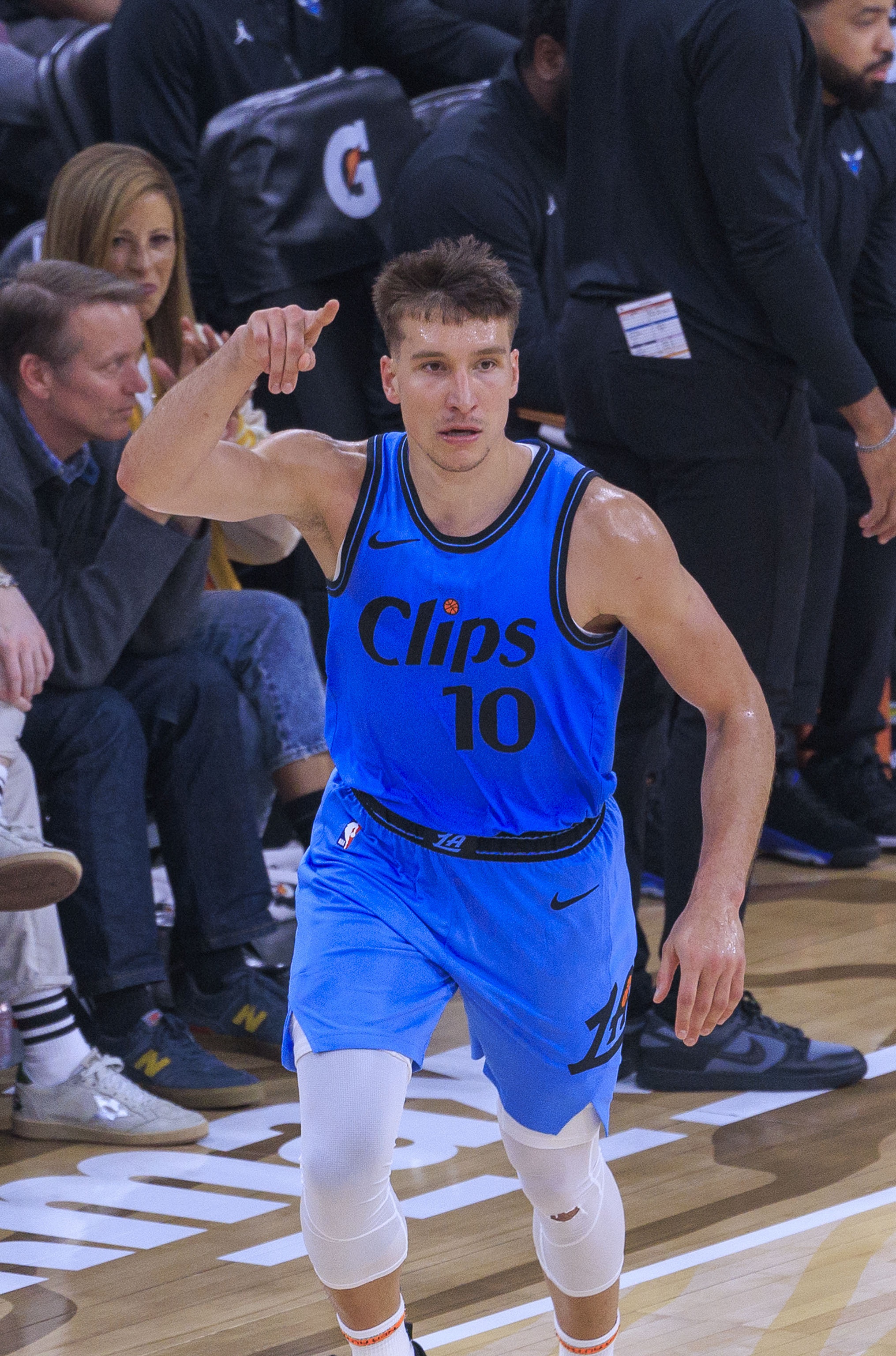  板凳火力！博格丹半場(chǎng)11分鐘三分3中3拿到9分3助 正負(fù)值+5