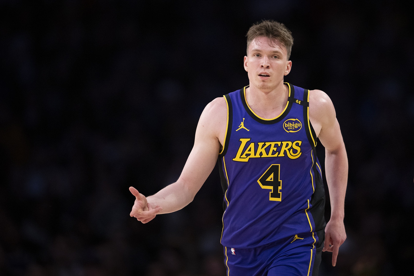  投得很準(zhǔn)！克內(nèi)克特半場3記三分拿到10分1板1助