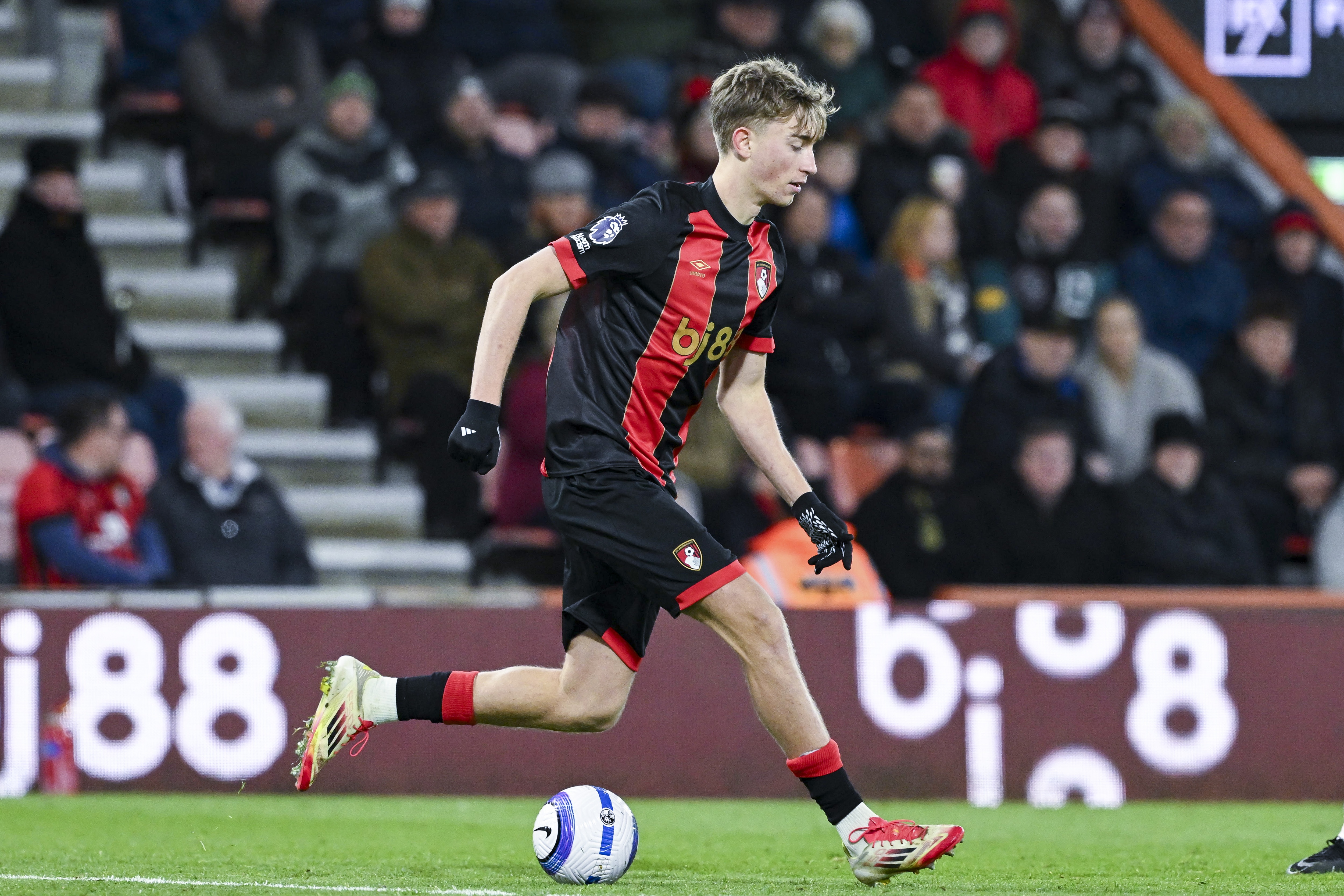  懷森成德拉富恩特治下第23位首秀球員，其中9人出生于2000年之后