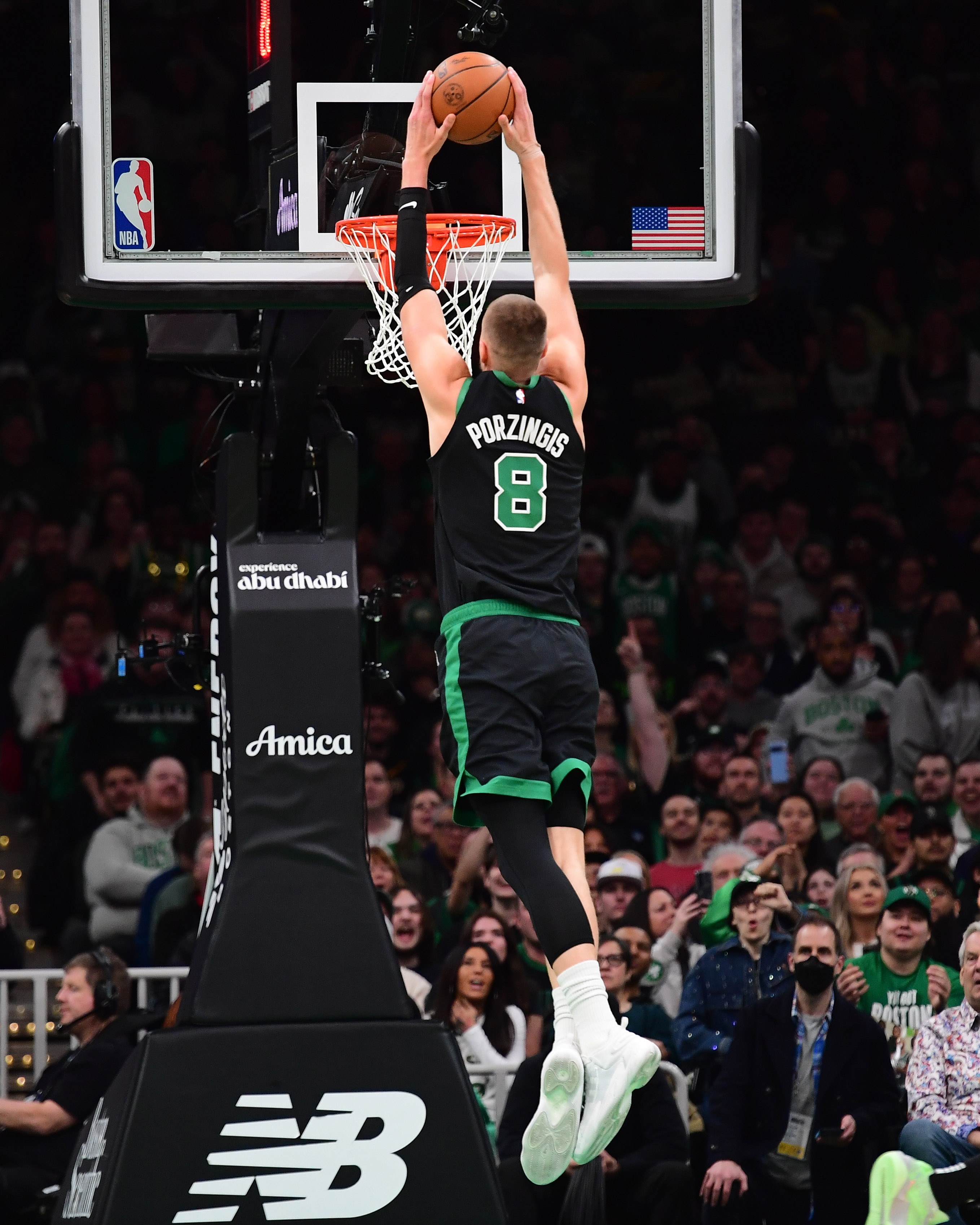  內(nèi)線高塔！波爾津吉斯出場24分鐘15中9&三分5中3砍27分10板6助1斷