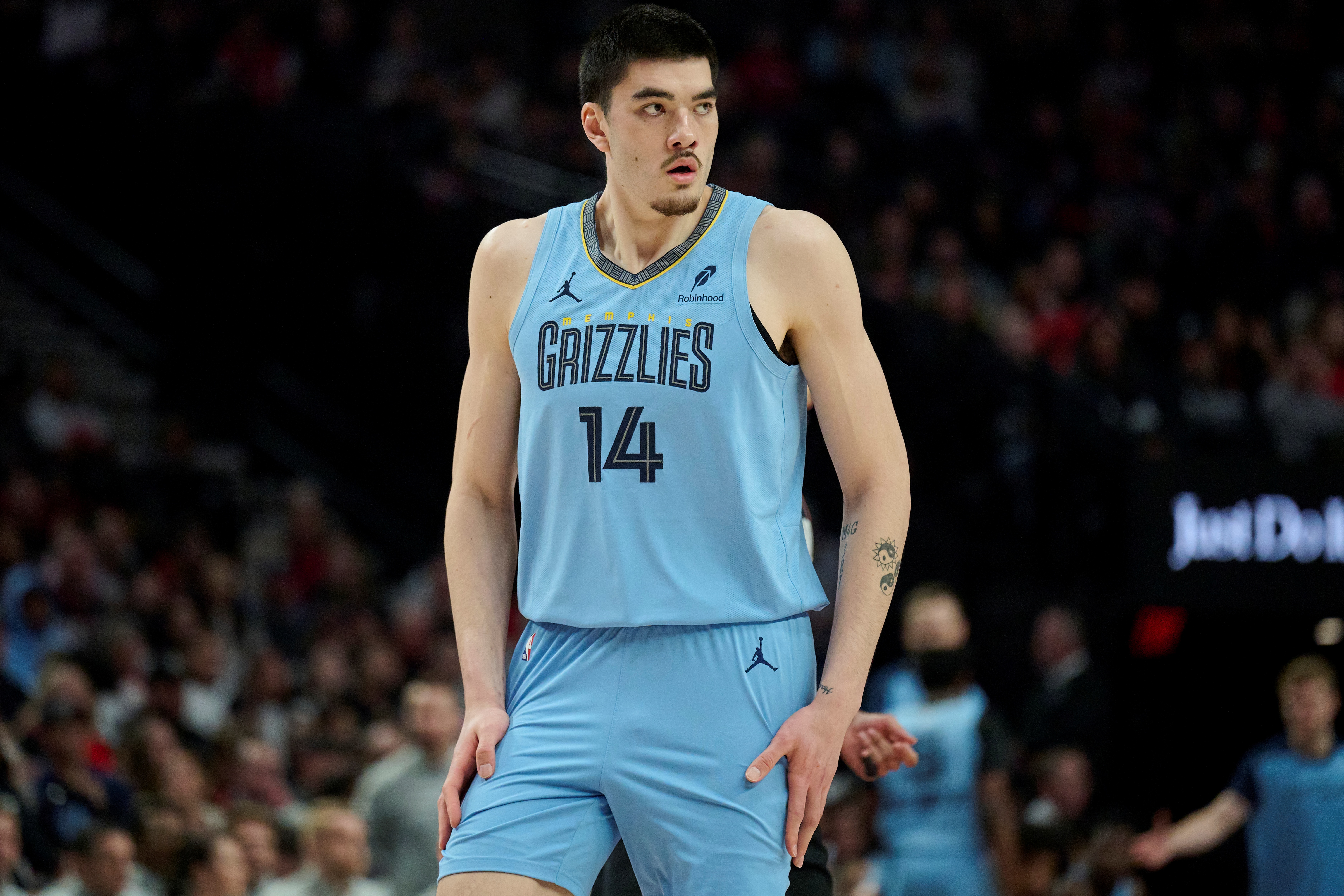  隔扣所有人！扎克-埃迪上半場(chǎng)6中5得10分6板1助1帽