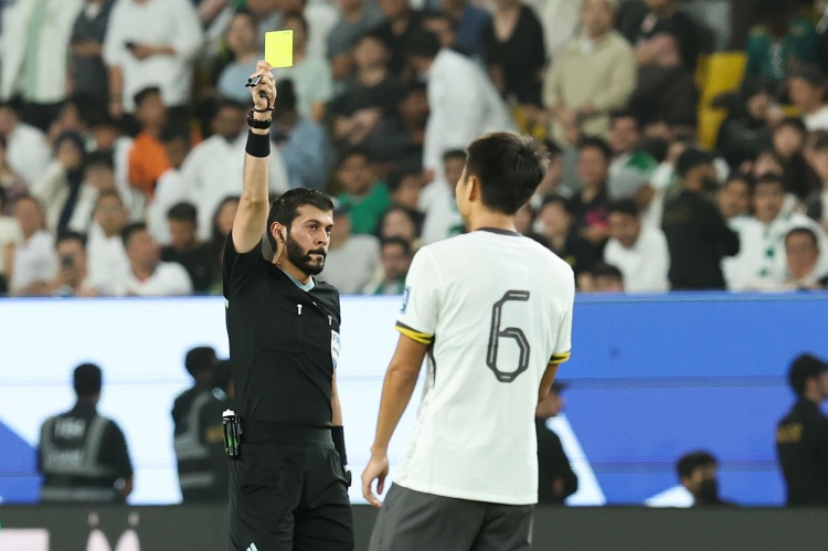  該用誰(shuí)了？王上源前7輪均為首發(fā)后腰，下一輪對(duì)澳大利亞將停賽