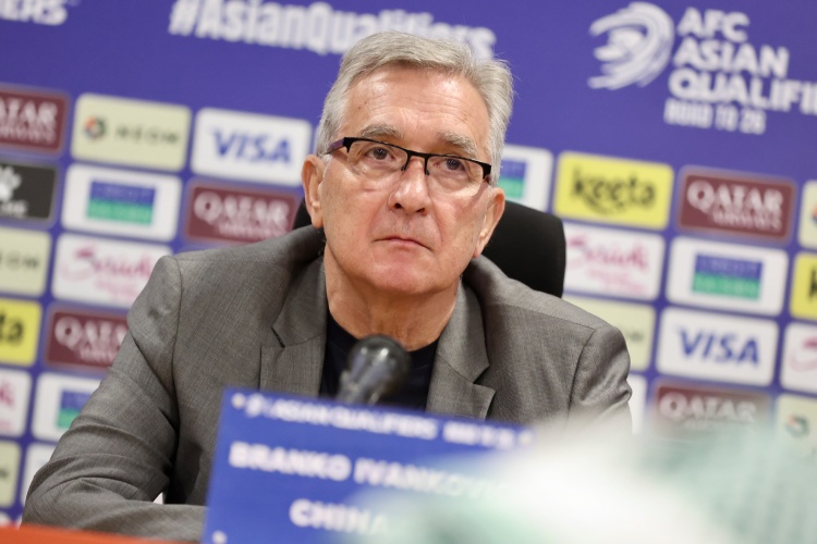  足球報(bào)：國(guó)足戰(zhàn)澳大利亞有必要征召一名中后衛(wèi)，雙后腰是個(gè)選擇