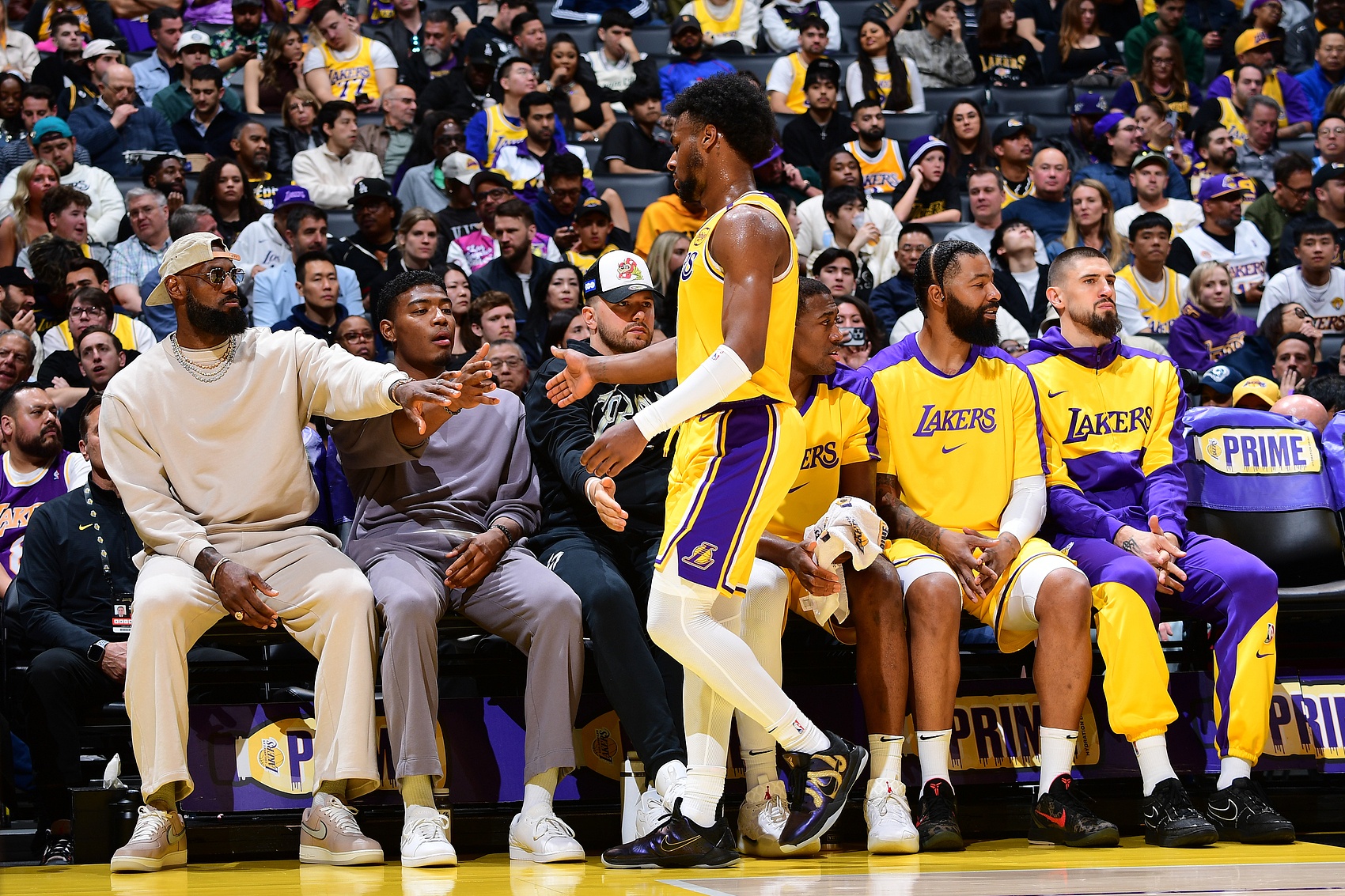  詹姆斯：布朗尼打得越來(lái)越好 他開(kāi)始找回出事前的比賽感覺(jué)