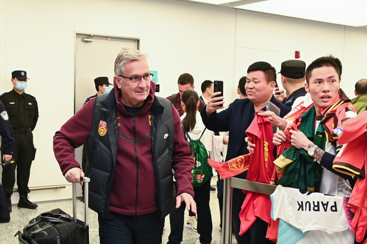  蘇媒：國(guó)足仍有爭(zhēng)第二希望，但真的不能再“守”下去了