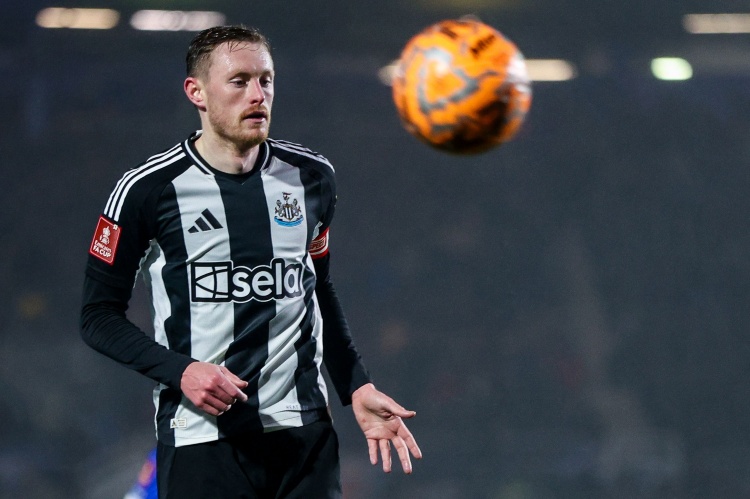  英媒：曼聯(lián)瞄準(zhǔn)紐卡斯?fàn)栔袌鲂ざ?朗斯塔夫 夏季轉(zhuǎn)會競爭升溫