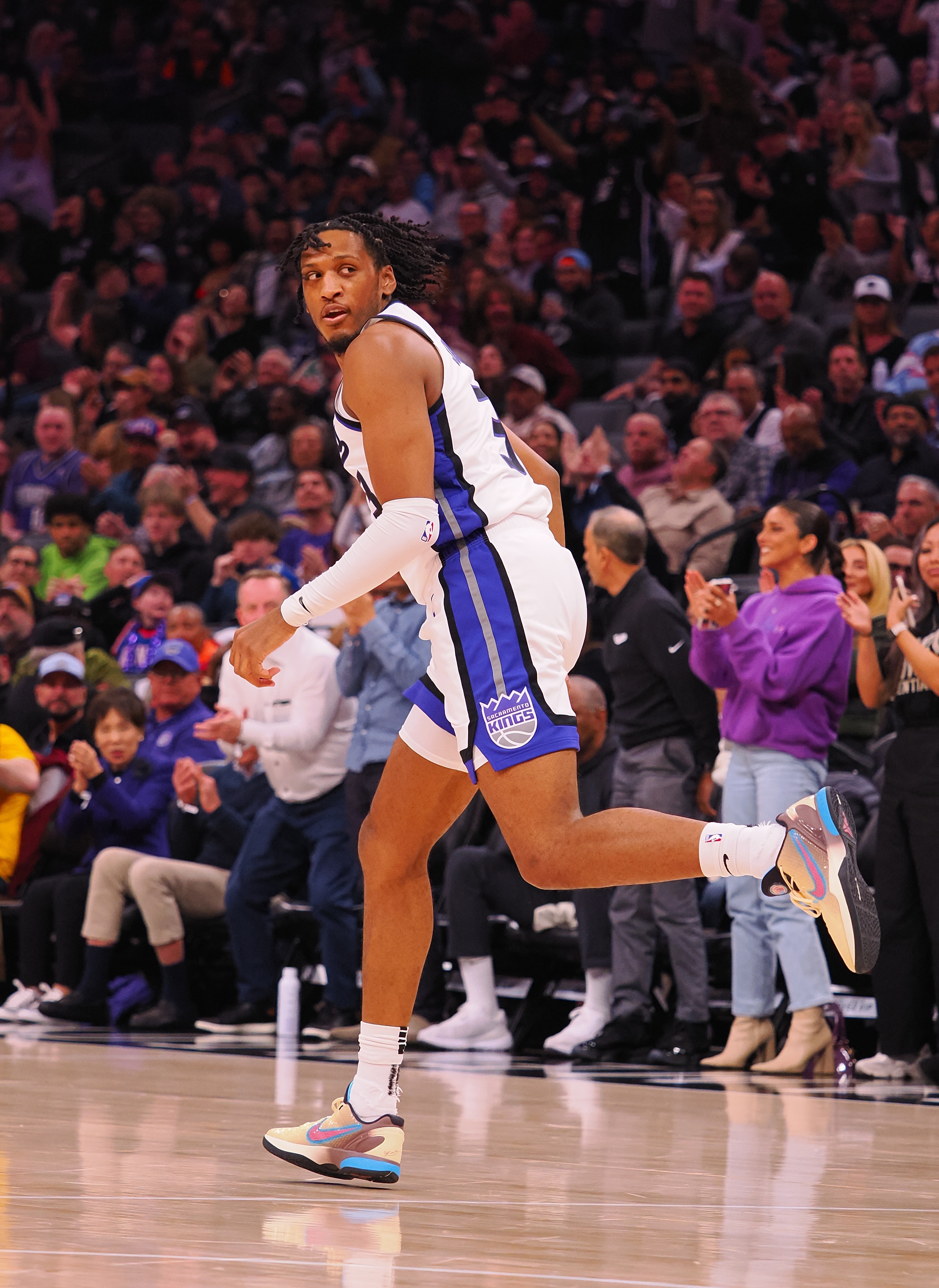  Shams：國王將與雙向球員艾薩克-瓊斯簽訂兩年標(biāo)準(zhǔn)NBA合同