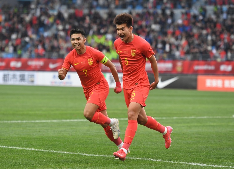  津媒：U22國足與成年隊(duì)老大哥相比腳下技術(shù)更過硬，敢突破過人