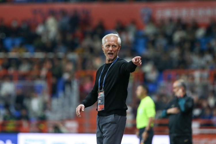  足球報：玉昆客戰(zhàn)申花不想走過場，不管踢誰都向?qū)κ质┮愿邏? class=