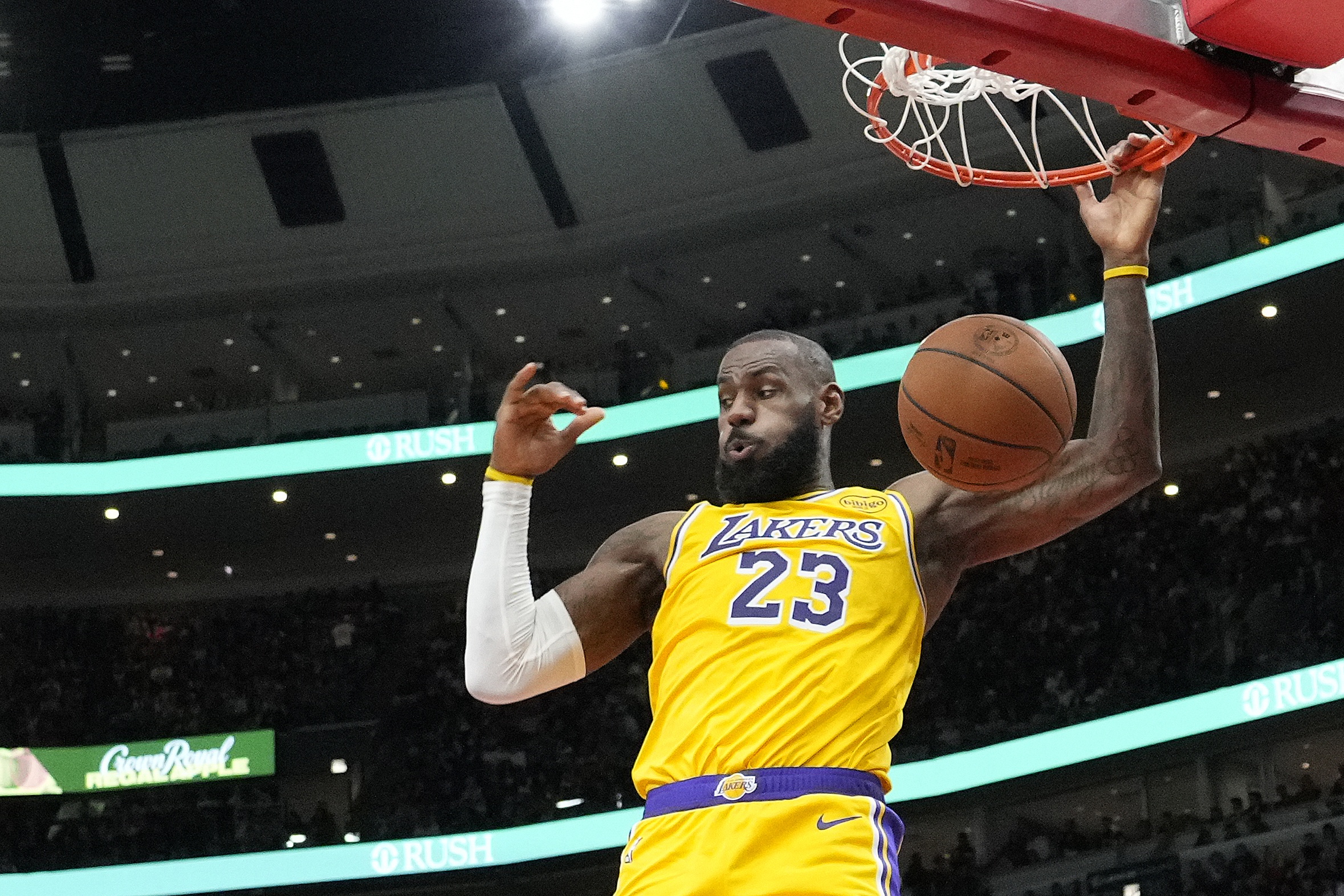  以身作則！詹姆斯上半場(chǎng)13中6得14分1板4助2斷 兩次造進(jìn)攻犯規(guī)