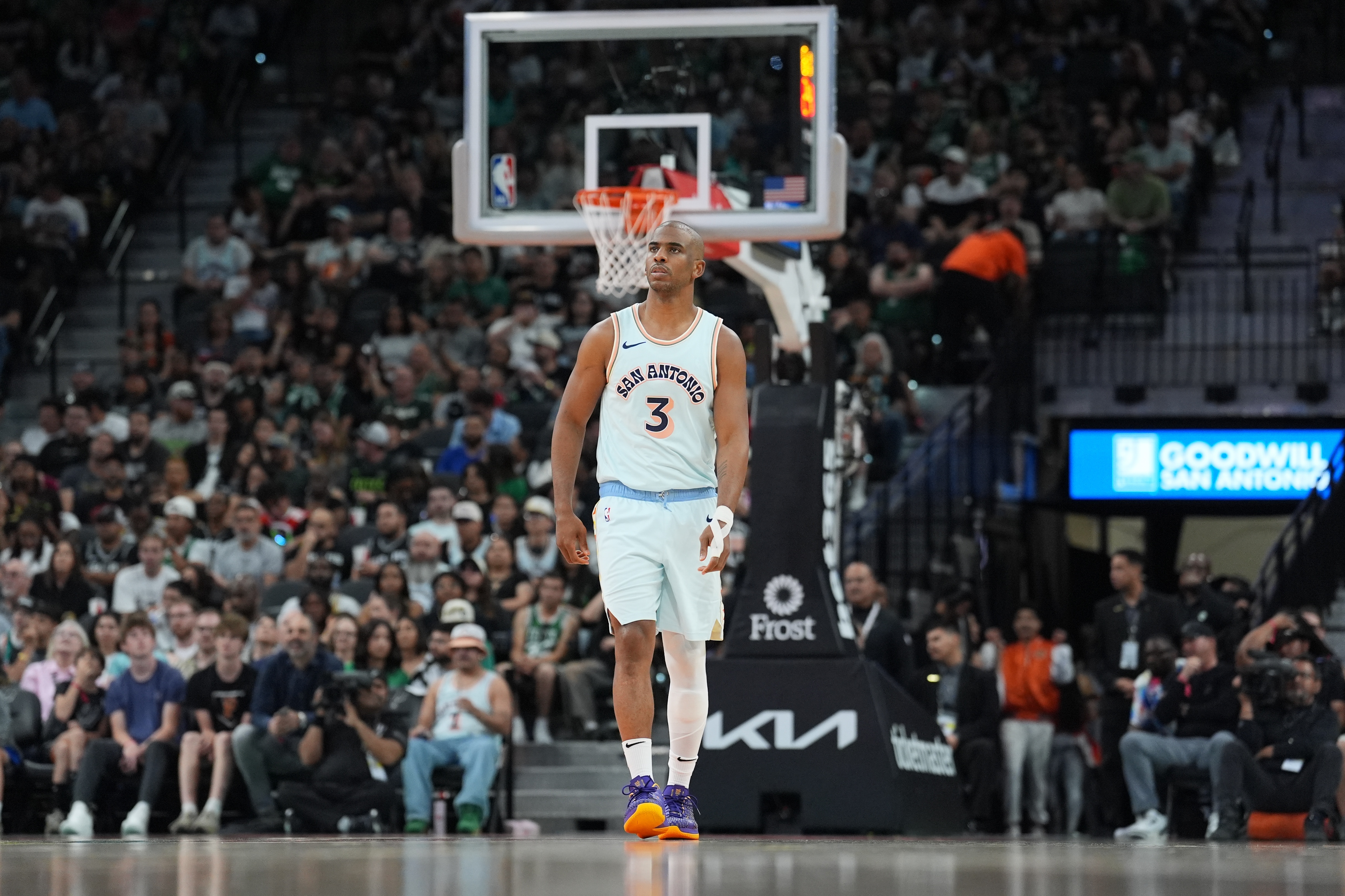  時(shí)光擋不住??保羅出場(chǎng)17分鐘三分3中2得6分4助 出現(xiàn)3次失誤