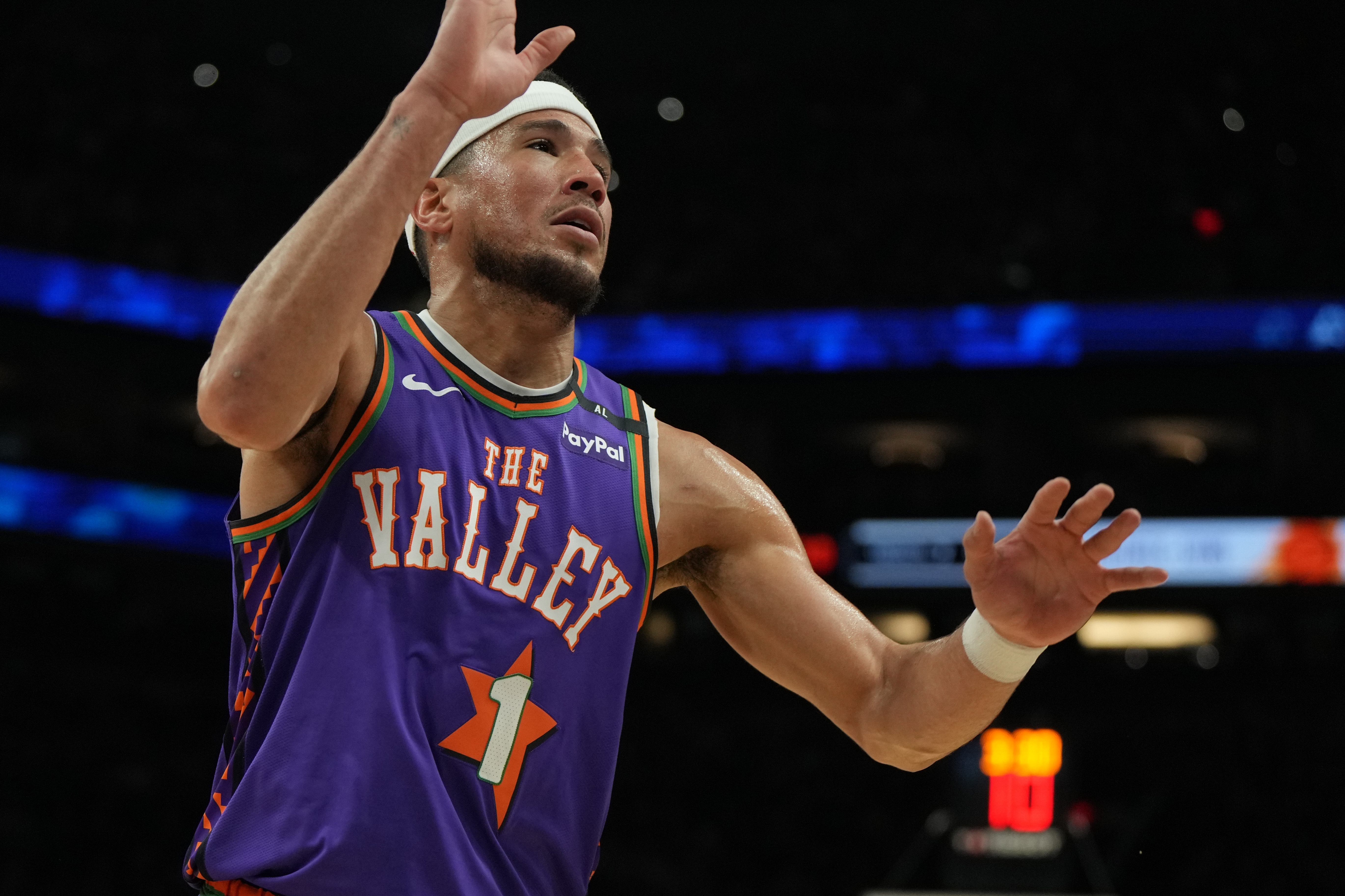  布克：火箭是一支真正優(yōu)秀的球隊 他們正朝著正確方向前進